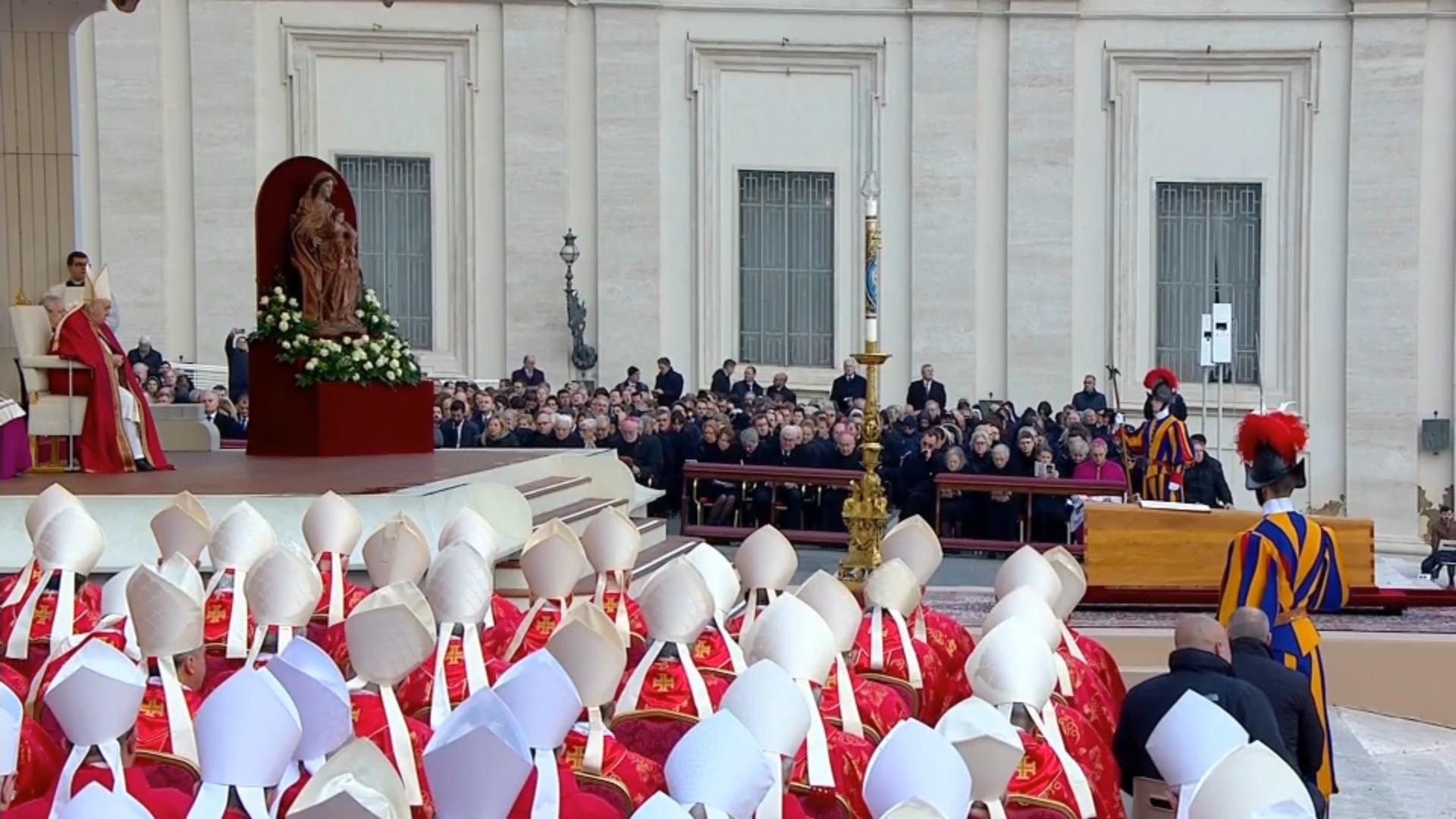 Im Holzsarg findet Benedikt die letzte Ruhe Trauerfeier für Papst Benedikt