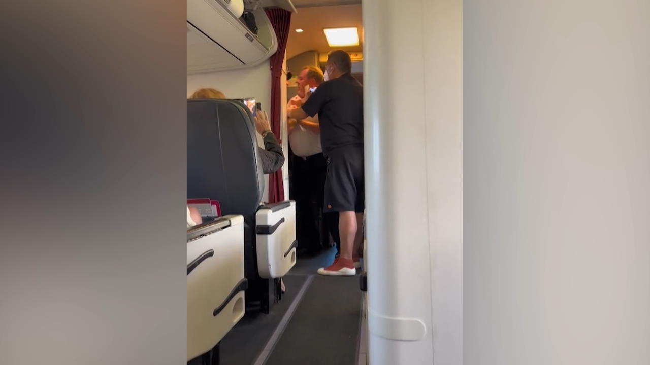 Pilot schmeißt betrunkenen Passagier aus dem Flugzeug Heftiger Einsatz