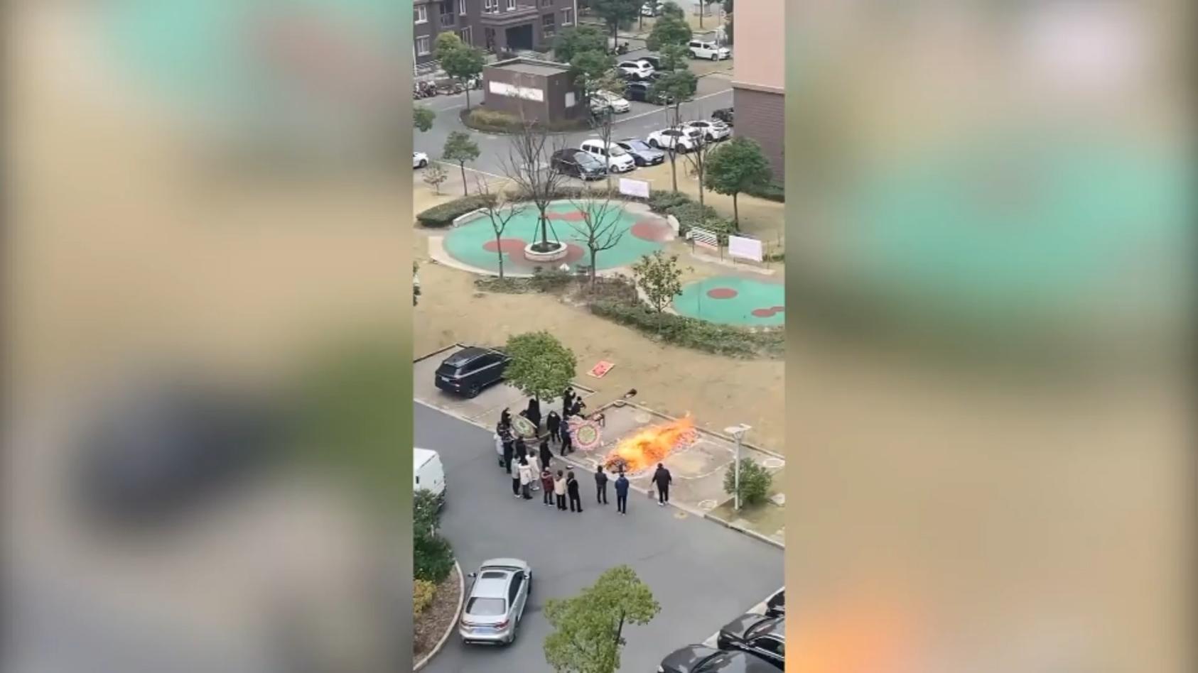 Corona-Tote werden angeblich auf offener Straße verbrannt Schockierende Szenen in China