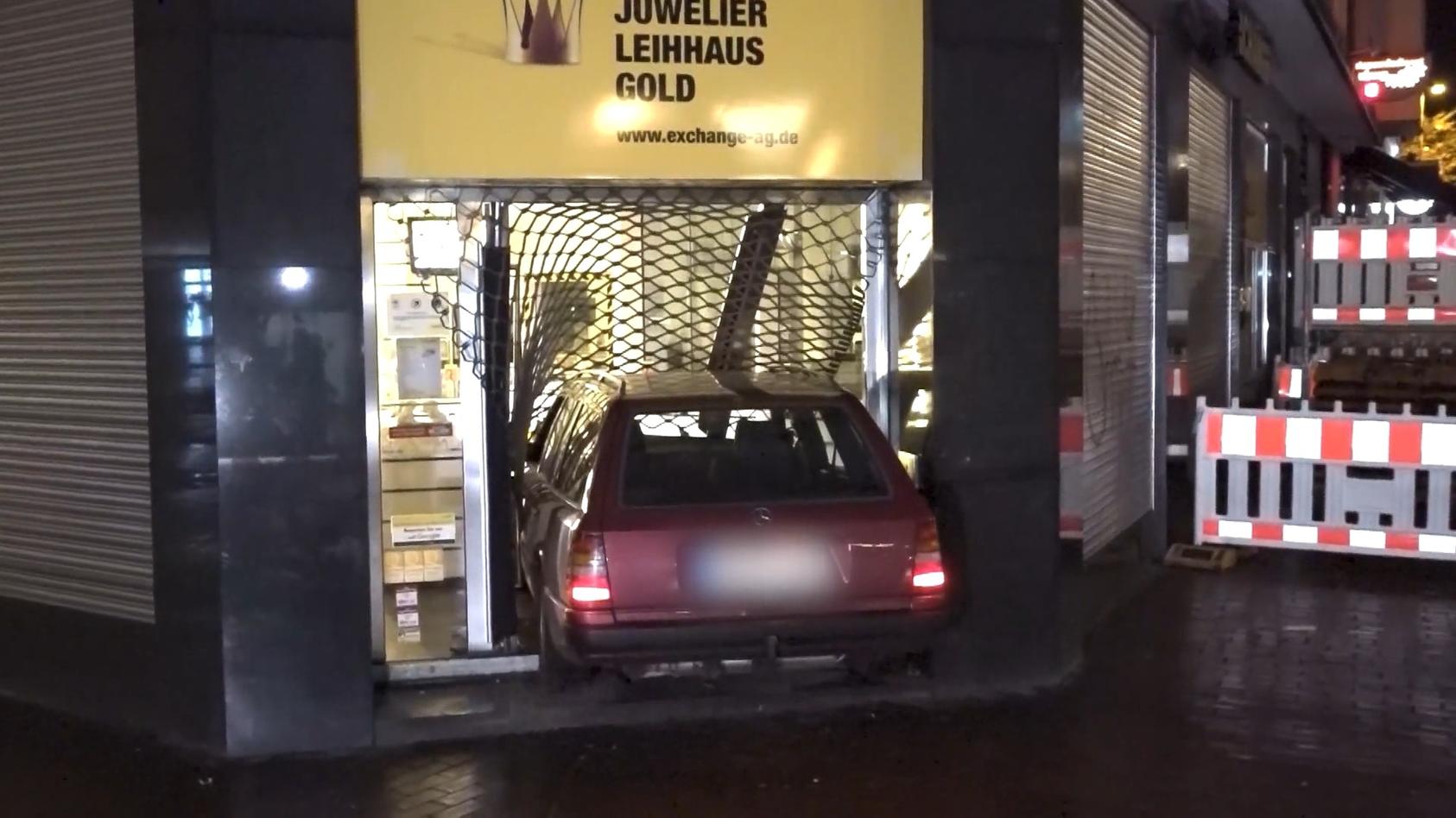 Unbekannte rasen mit Mercedes in Juweliergeschäft Überfall in Hamburg-Harburg misslungen