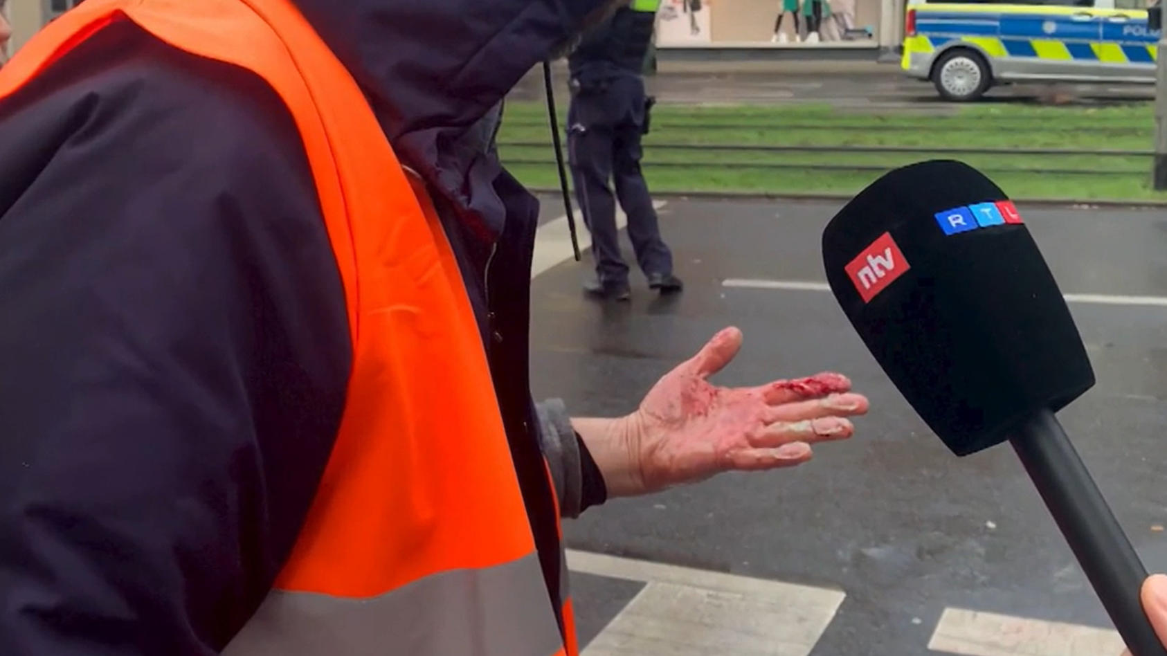 Klimakleber von Straße gerissen - jetzt blutet seine Hand Protest in Köln