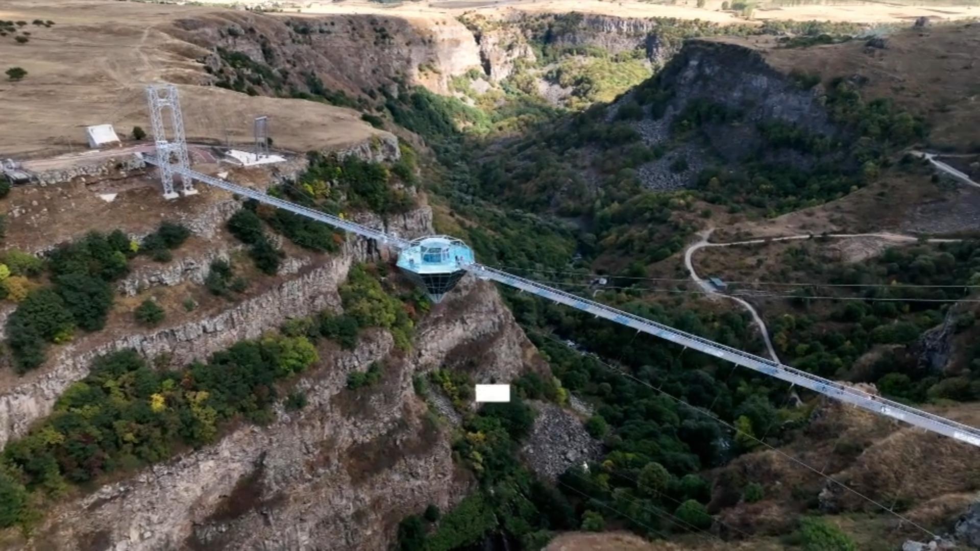 Diese Glasbrücke ist nichts für schwache Nerven. Mutiger Reporter-Einsatz!