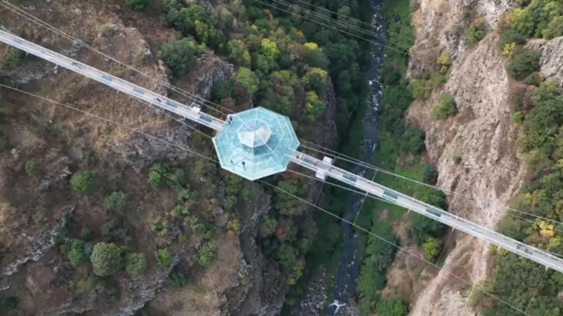 Glasbrücke lockt Touristen aus der ganzen Welt an Glasbrücke