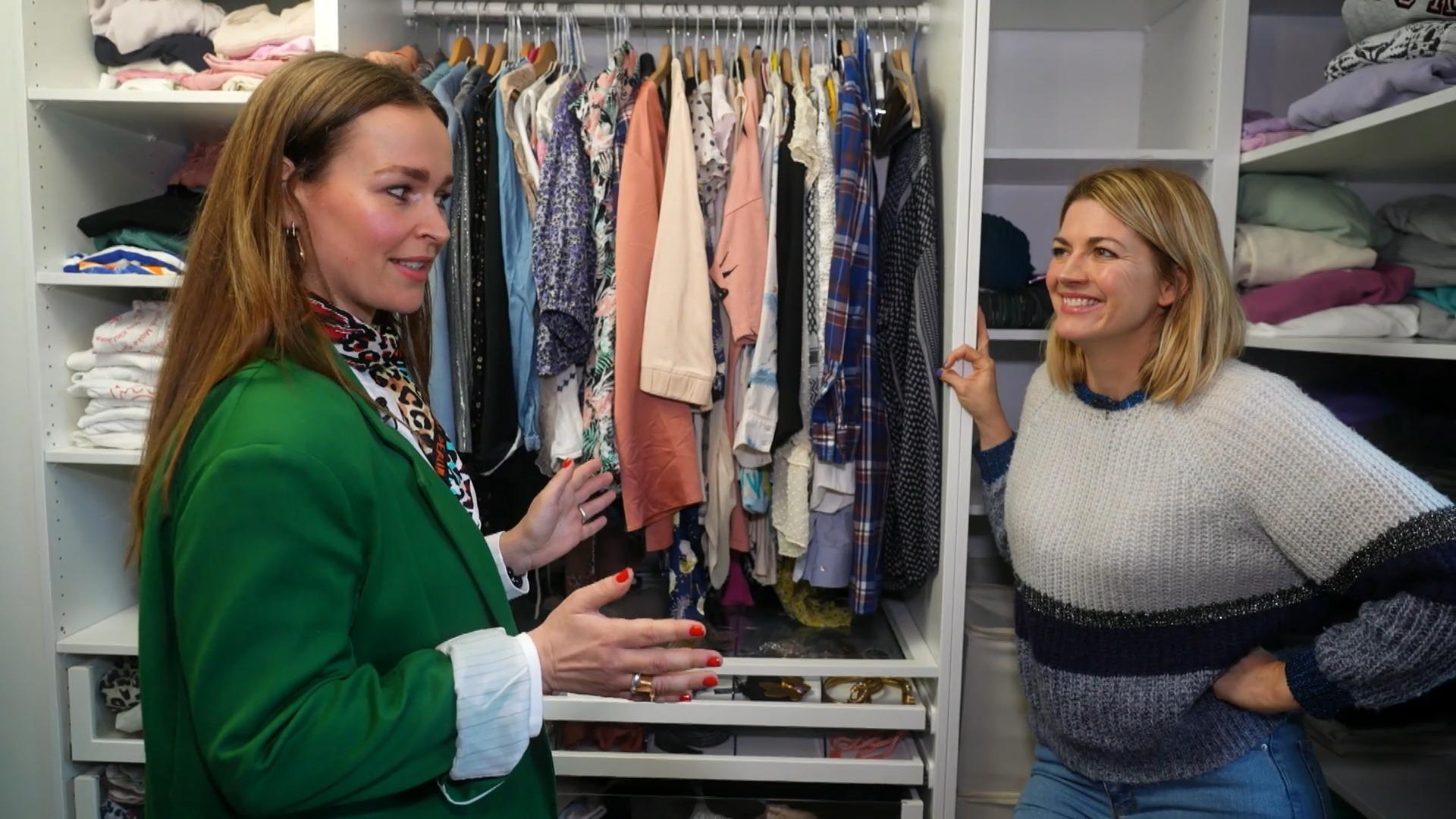 Nina Bott zeigt uns ihren Kleiderschrank Strickpullis, Sweater, Glitzerkleider