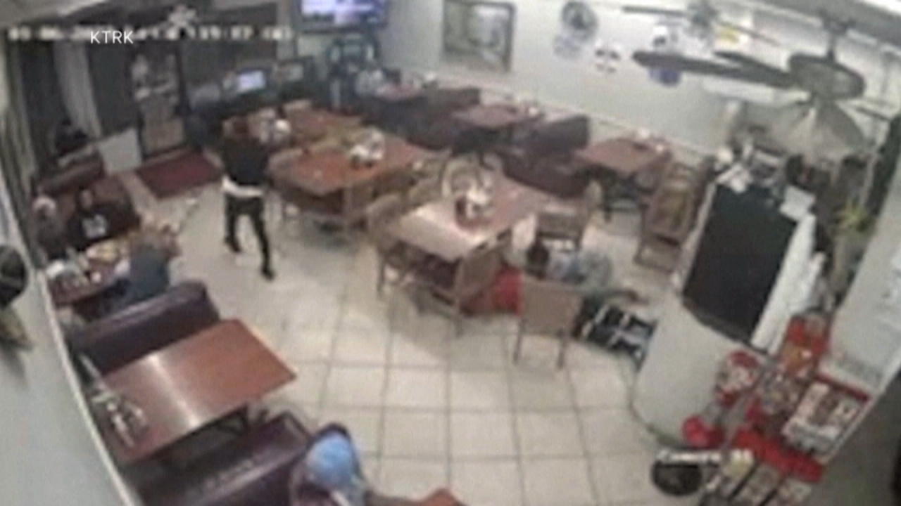 Maskierter Mann überfällt Restaurant Gast erschießt Räuber