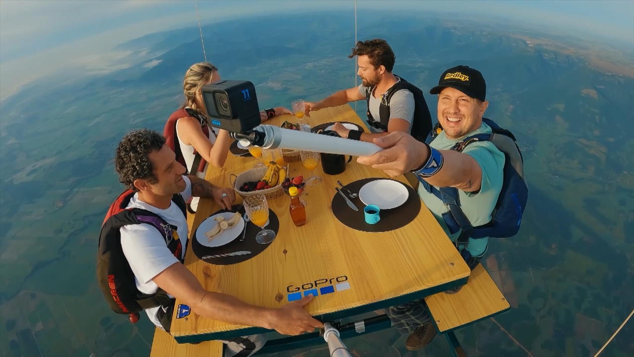 Extremsportler frühstücken in über 2.000 Metern Höhe Frühstück über den Wolken
