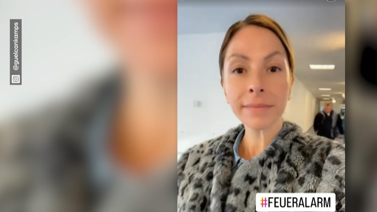 Gülcan Kamps löst Feueralarm auf Schiff aus Im Badezimmer