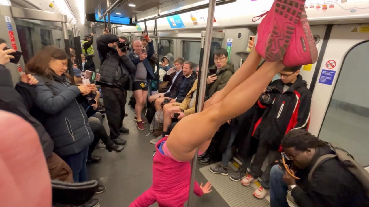 Mitten in der U-Bahn: Londonerin führt Poledance auf Und das ohne Hose!