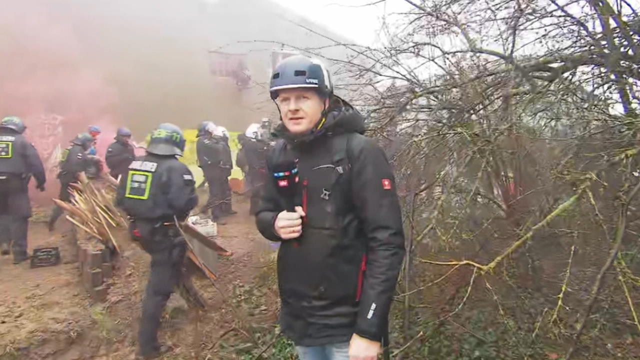 RTL-Reporter in Lützerath: „Da vorne brennt die Straße!“ So sieht es im Dorf aus