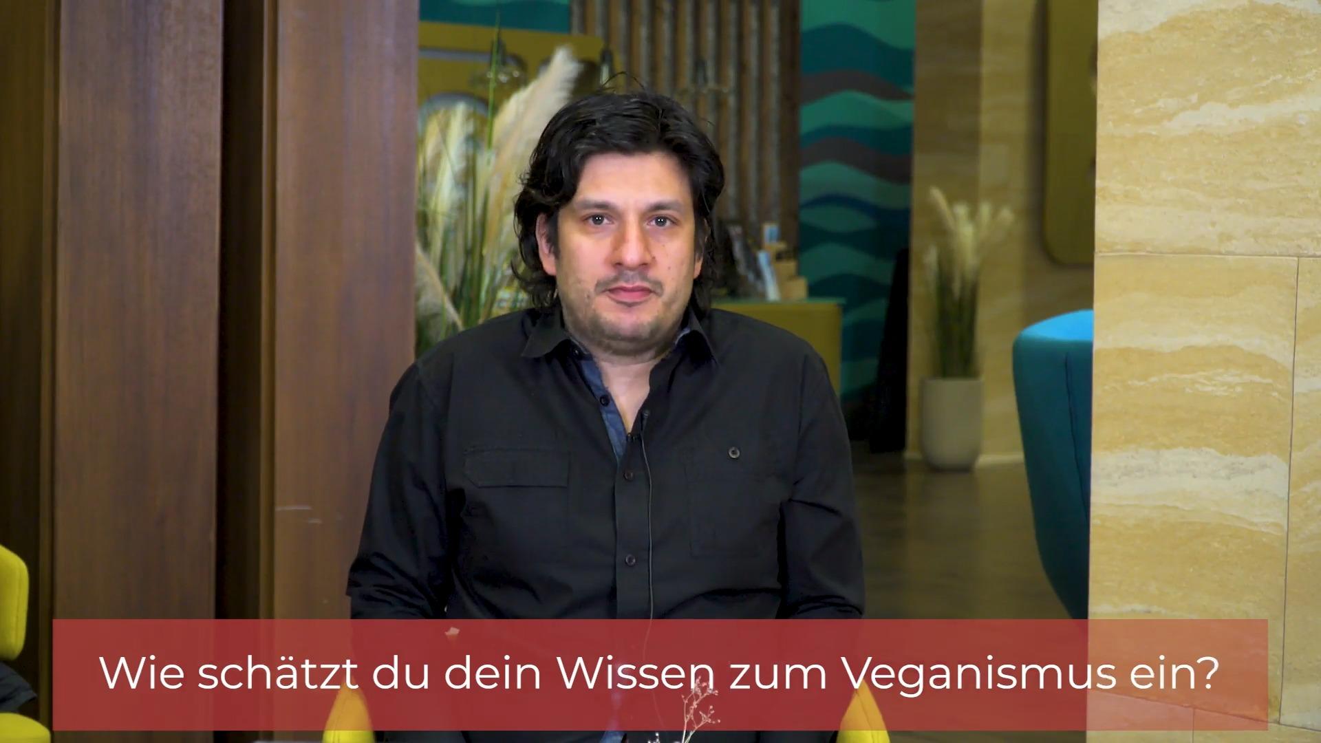 Wie gut kennt sich Francisco Medina in der veganen Welt aus? AWZ-Quiz zum Veganuary