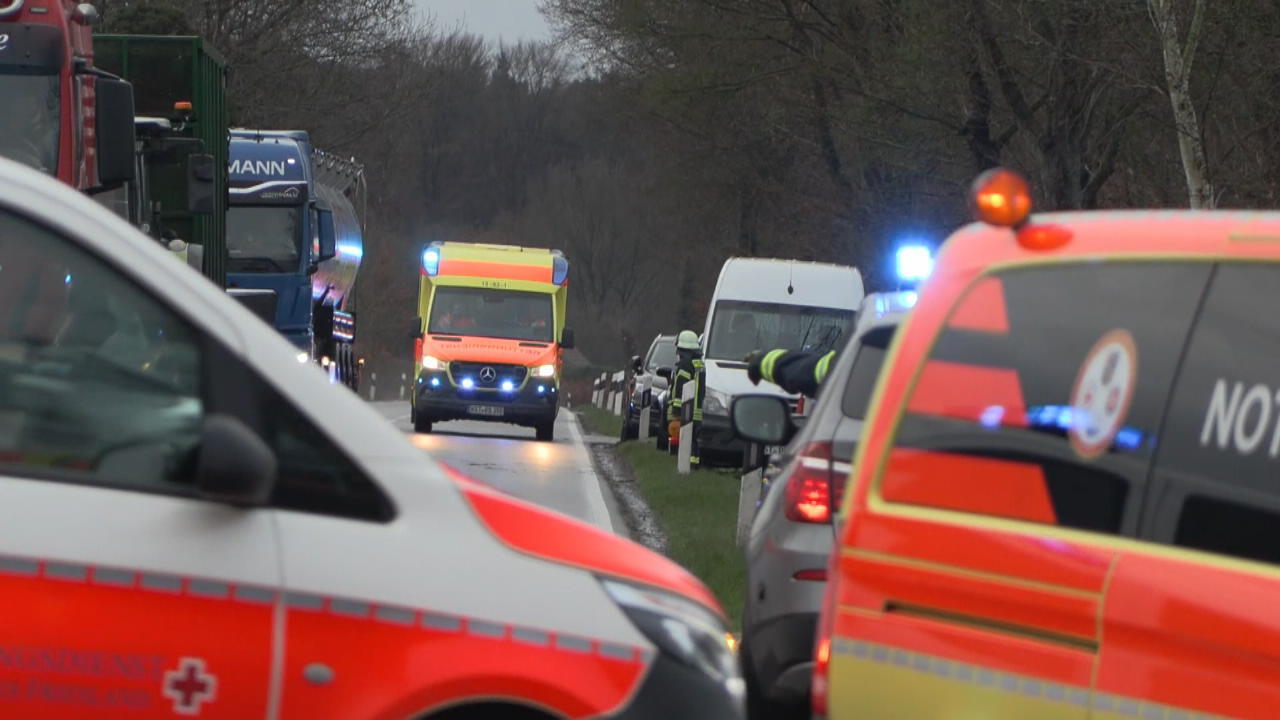 LKW kollidiert mit Schulbus in Westerstede Rettungshubschrauber im Einsatz