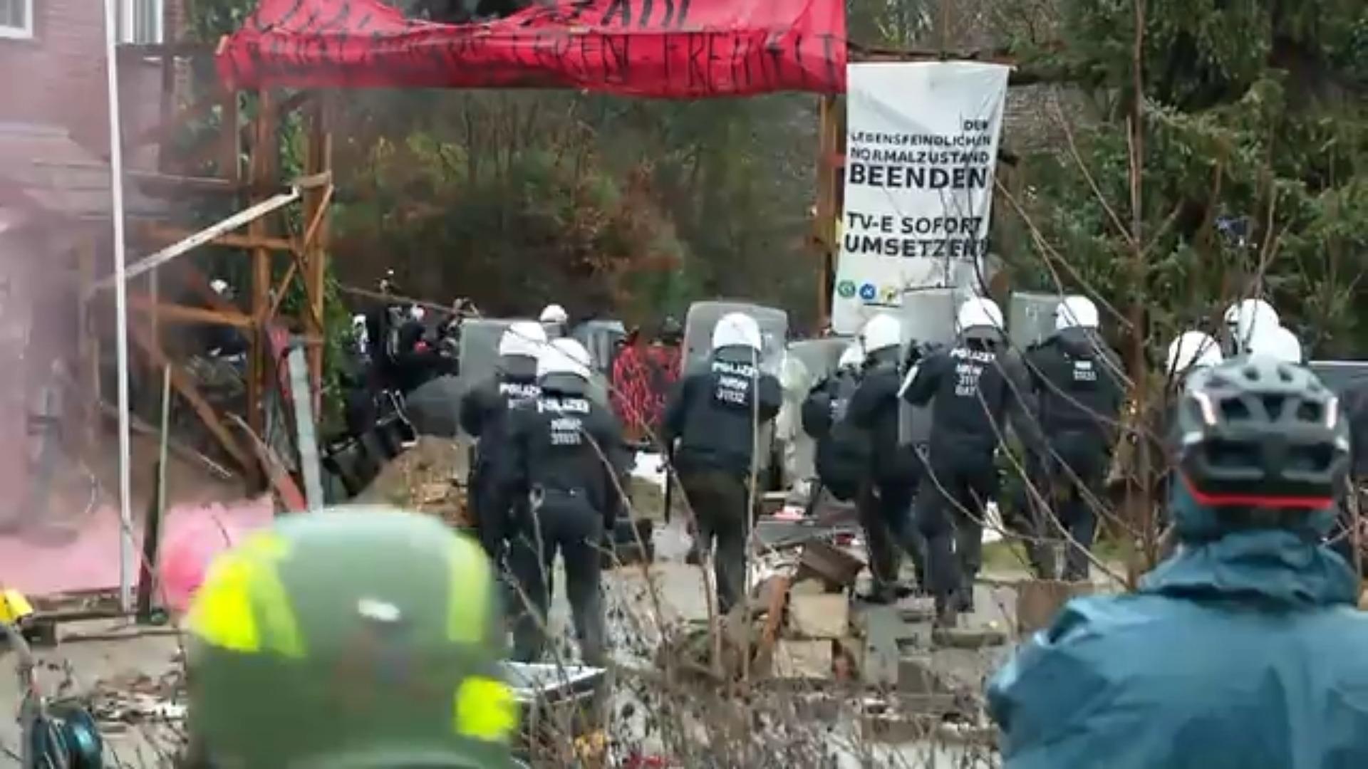 Polizei stürmt Lützerath - Kohle-Dorf wird geräumt 