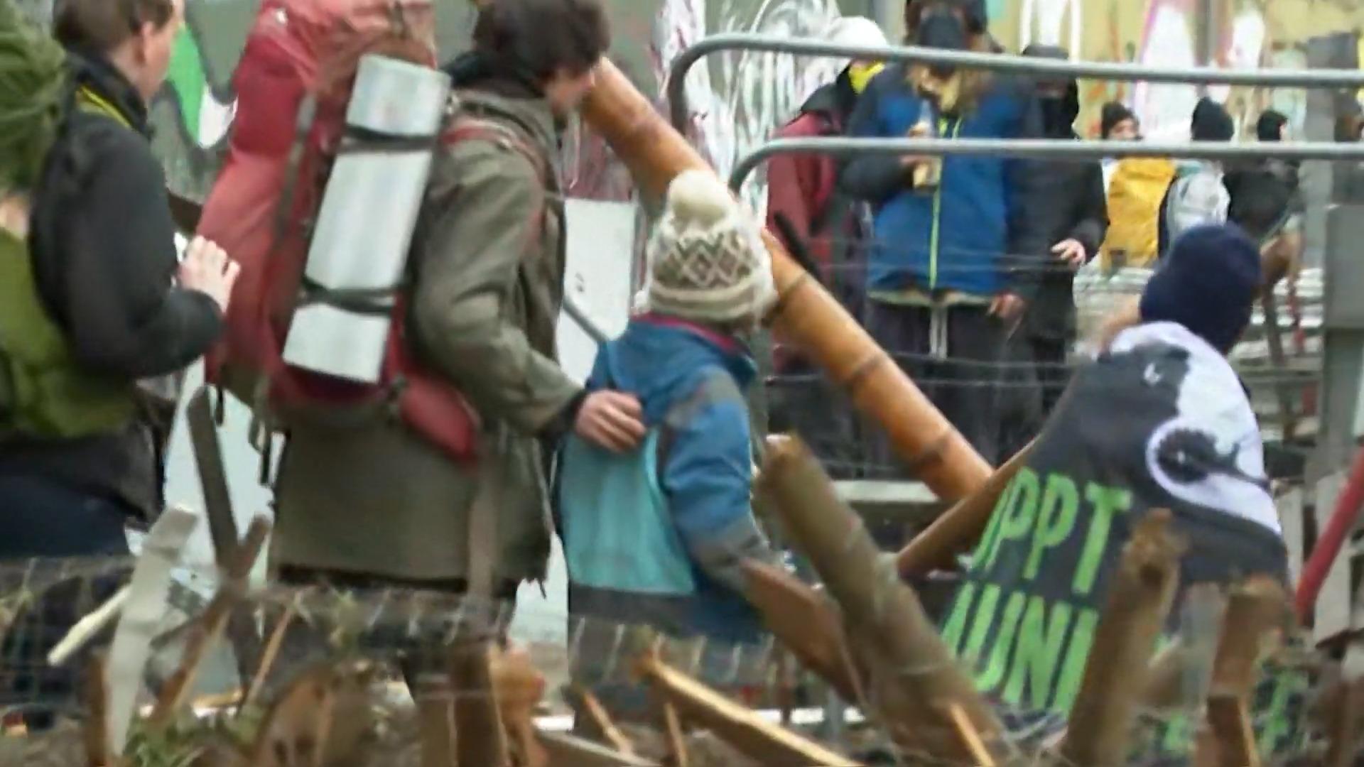 Klima-Aktivisten mit  Kindern im Kohle-Dorf Trotz Lebensgefahr!