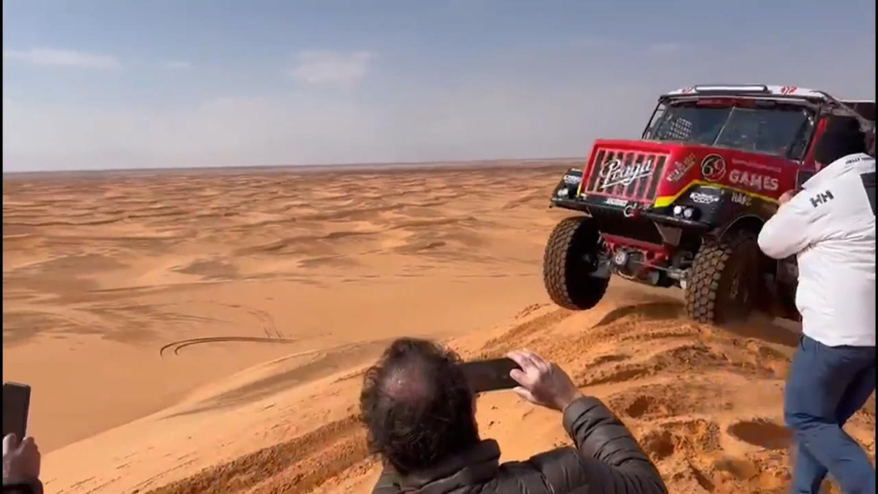 Rallye-Fahrer fährt Fan zu Tode: "Habe ihn nicht gesehen" LKW-Crash bei Rallye Dakar