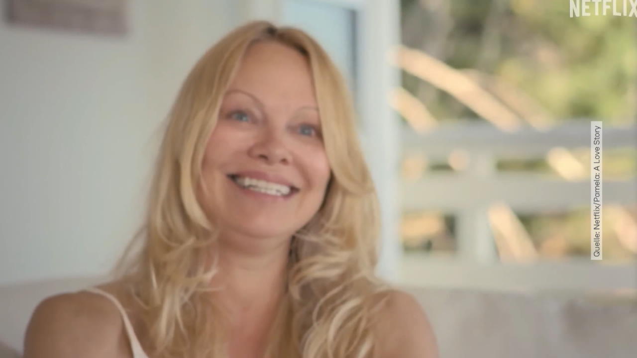 Pamela Anderson natürlich wie nie 90ies-Sexsymobol oben ohne