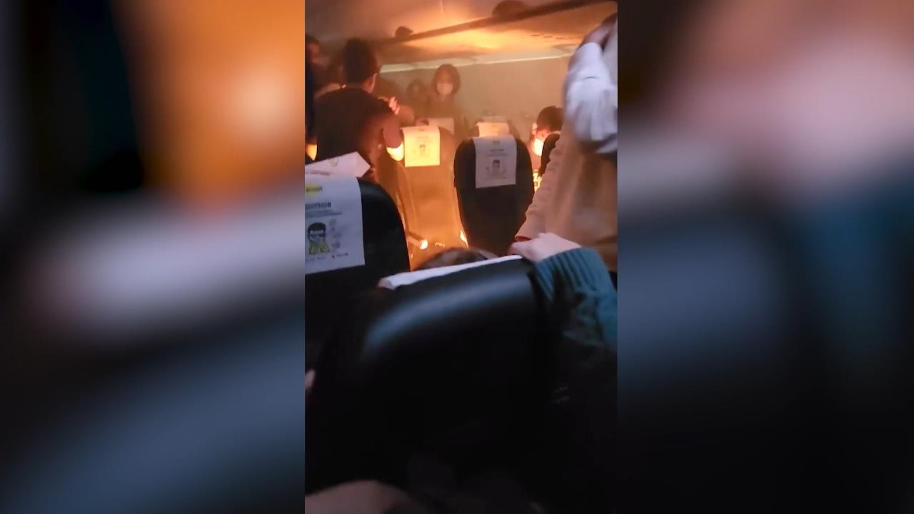 Panik nach Powerbank-Feuer: Flugzeug-Sitz steht in Flammen Schockmoment vor dem Start