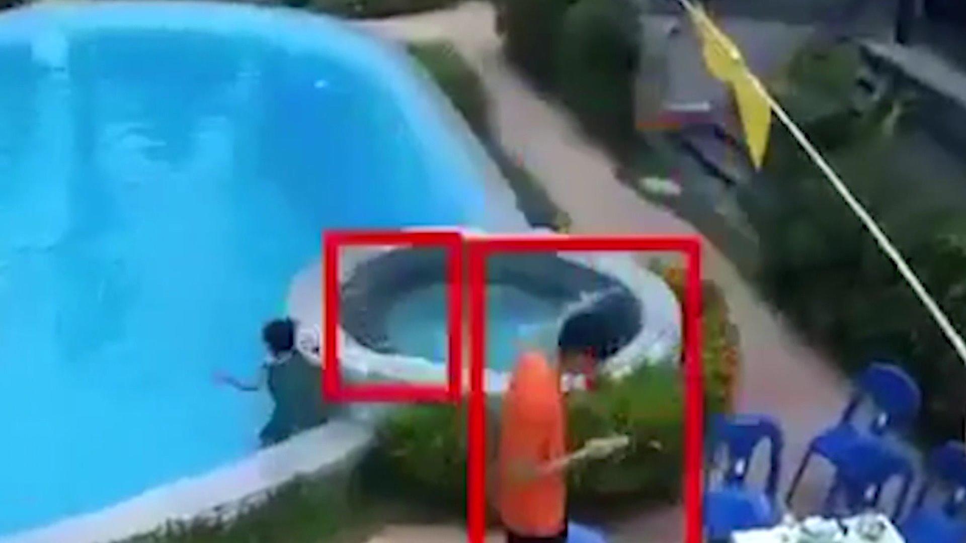 Junge droht im Pool in Thailand zu ertrinken Dramatische Rettungsaktion