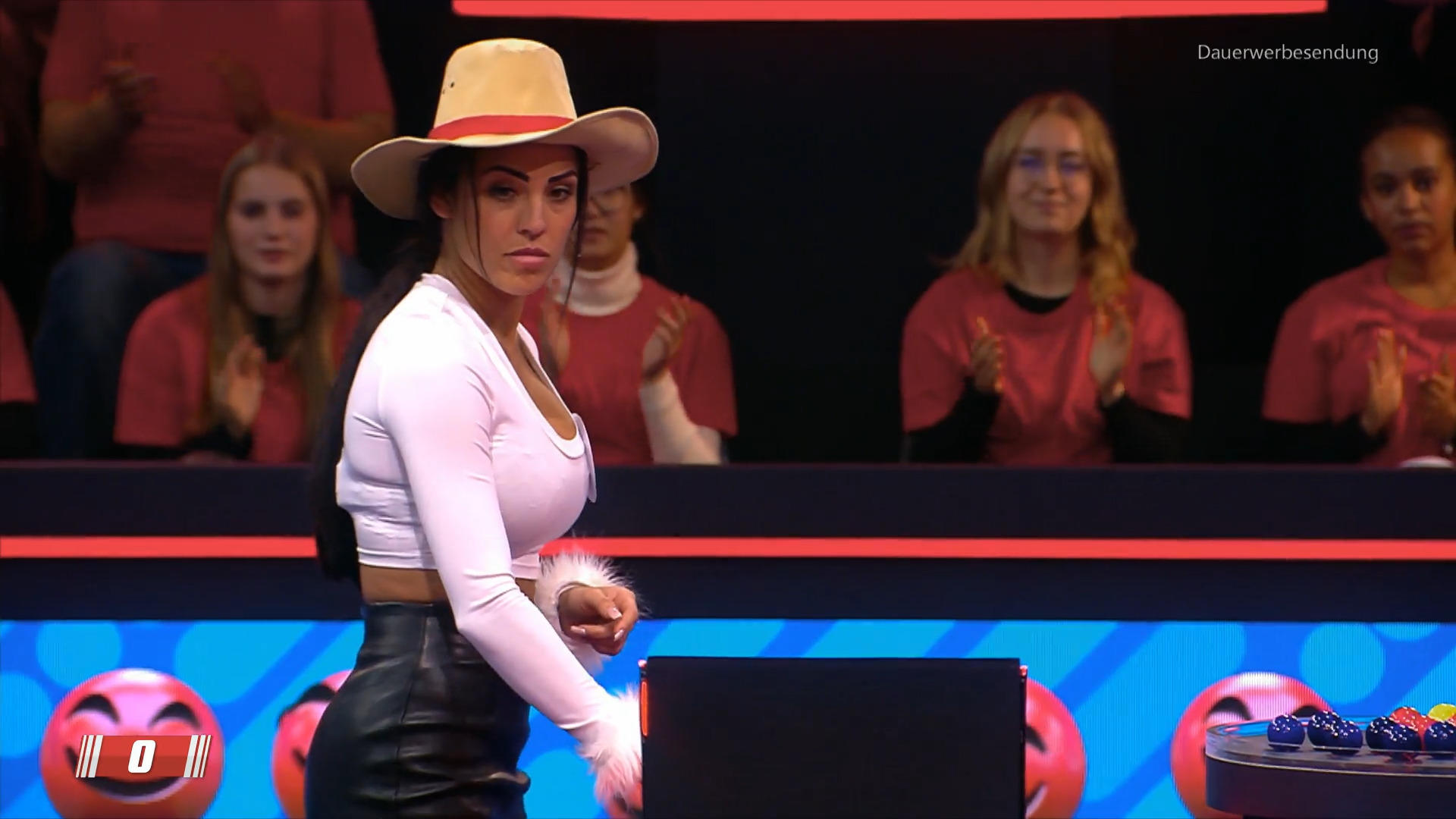 Elena räumt bei Darts richtig ab 11 Punkte