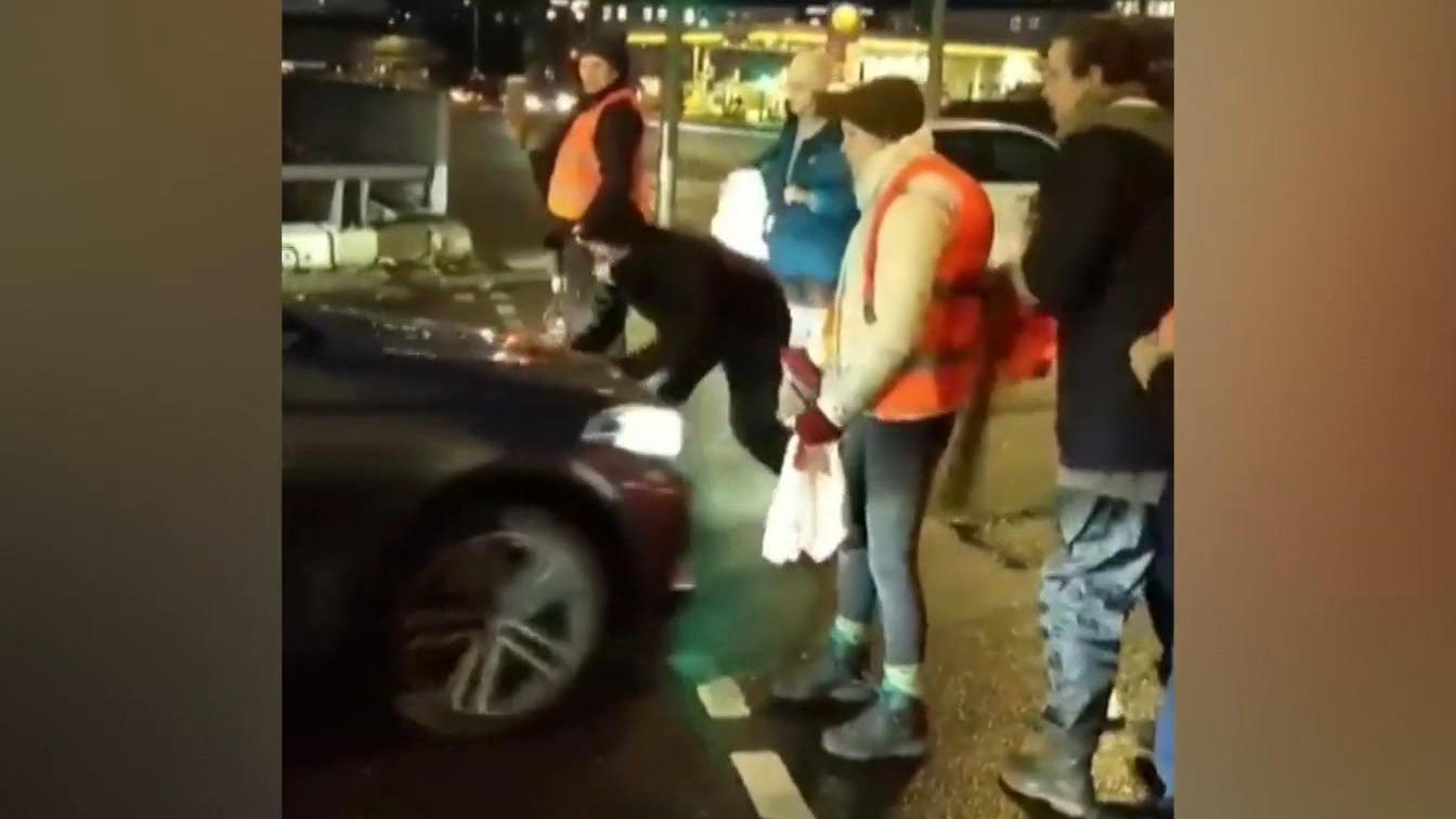 Autofahrer geben einfach Gas Klima-Blockade in Berlin