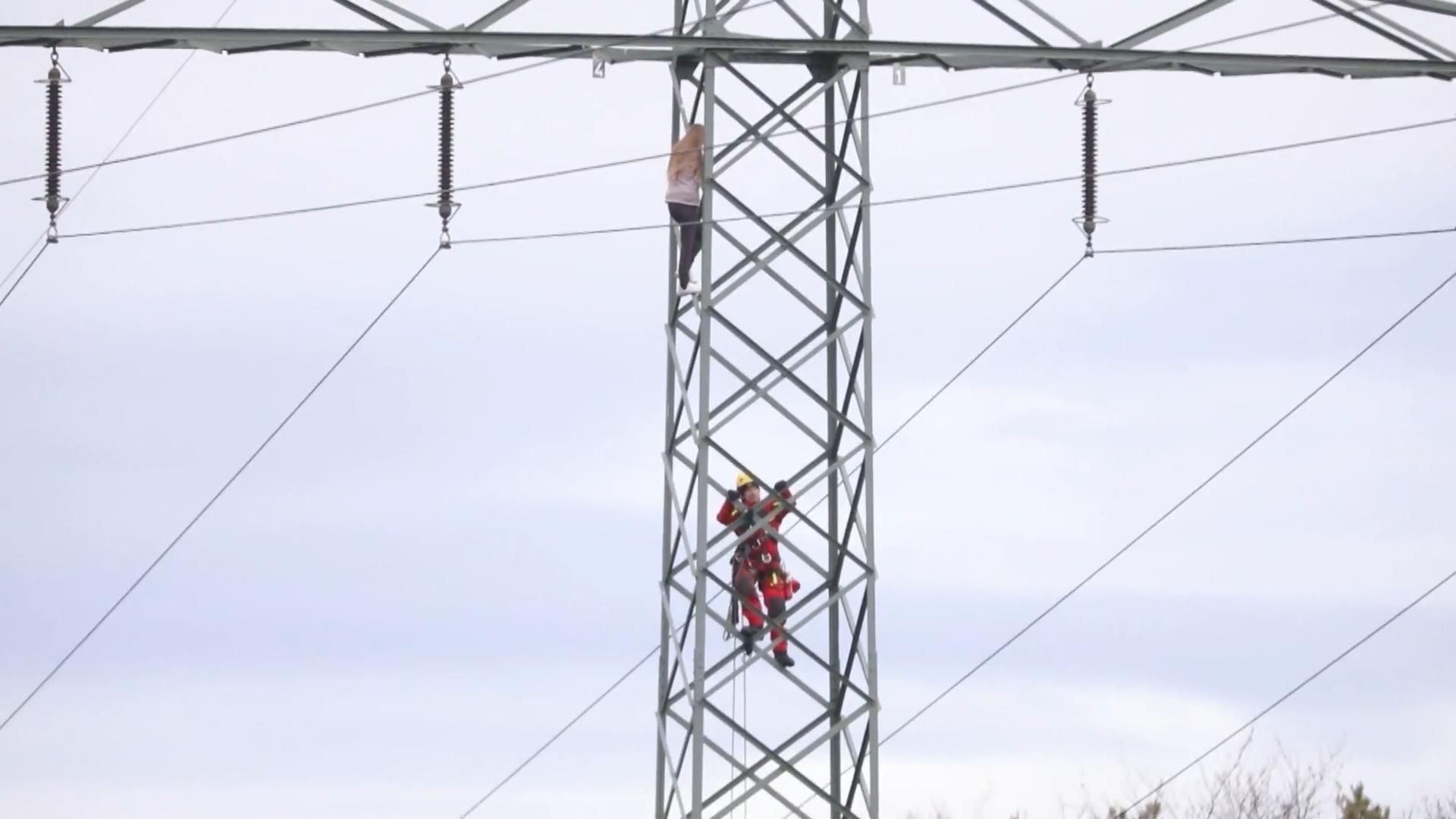 Frau klettert auf Strommast - Zehntausende ohne Strom! Chaos in Sachsen