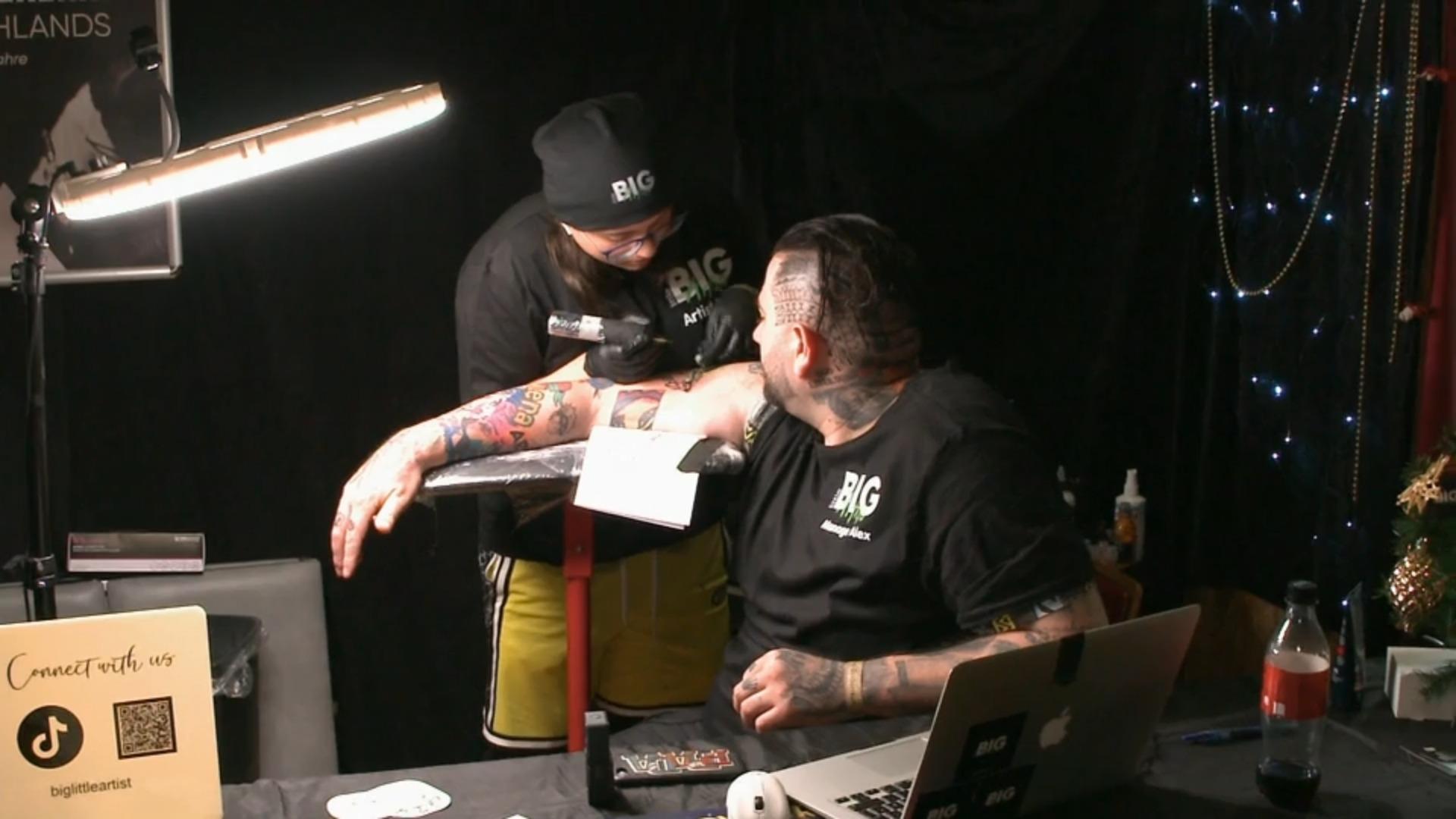 Das ist die jüngste Tätowiererin Deutschlands! Tatoo Tik Tok Wettbewerb