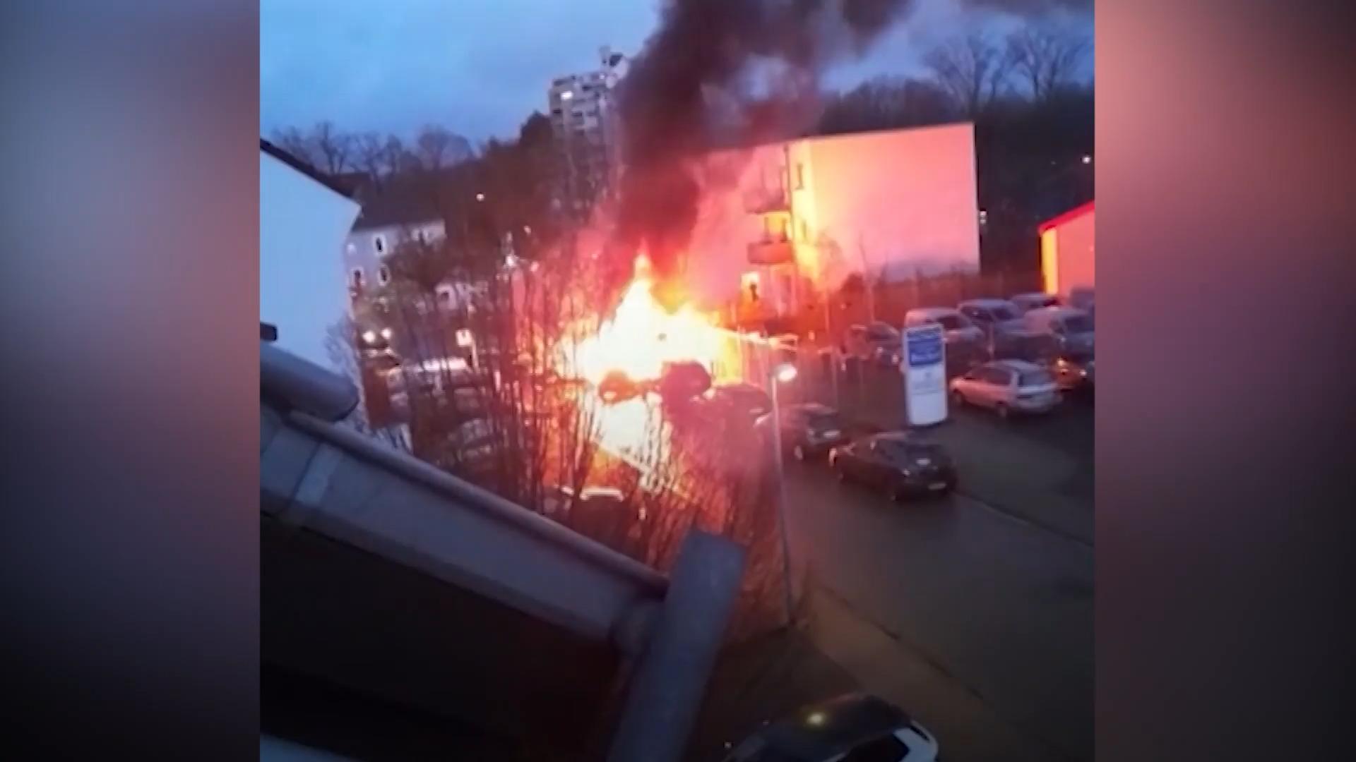 Geldtransporter brennt bei Überfall in Saarlouis aus Schusswechsel mit Polizei