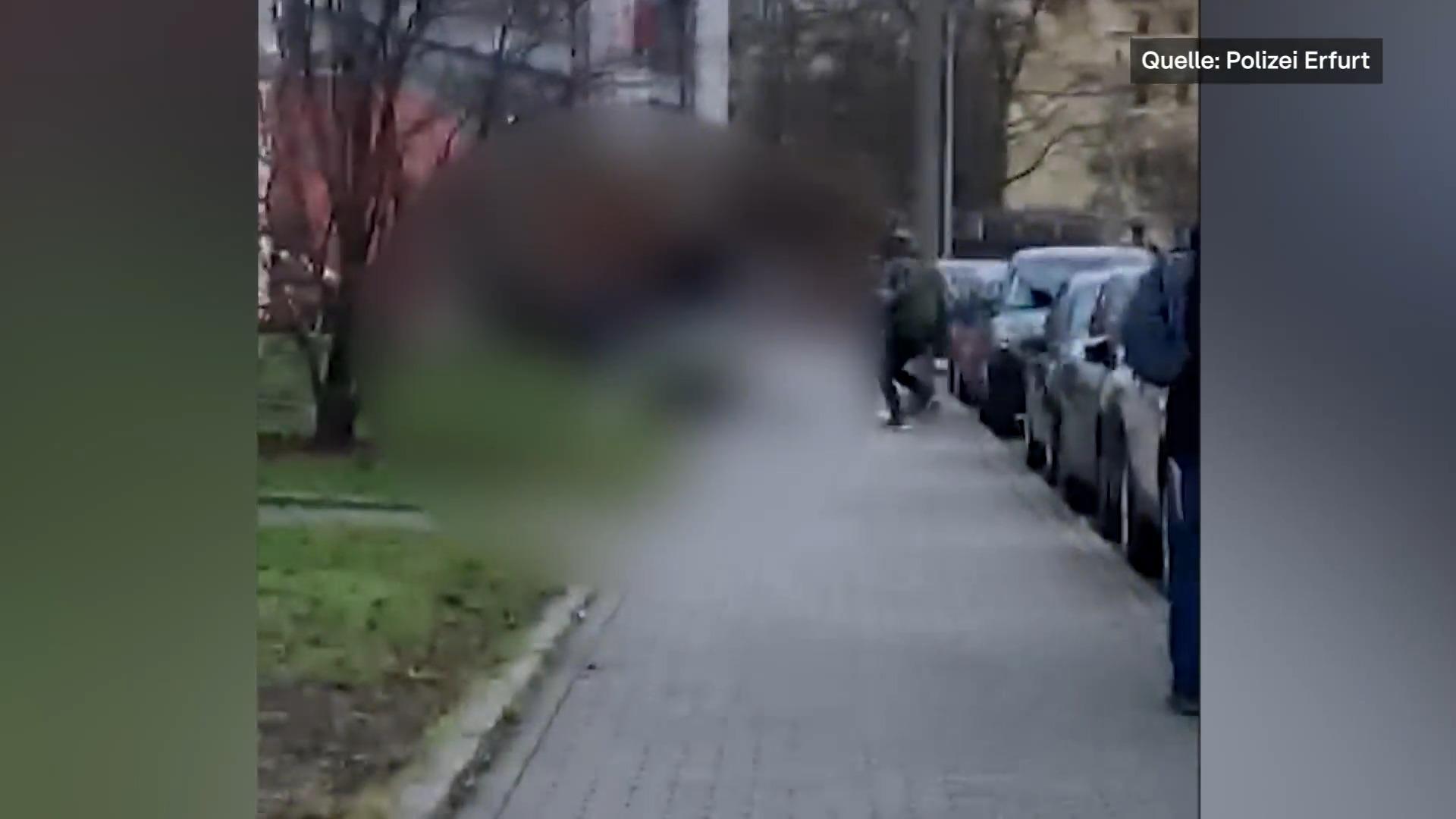 Vermummte prügeln brutal auf Neonazis ein Polizei fahndet mit Videos