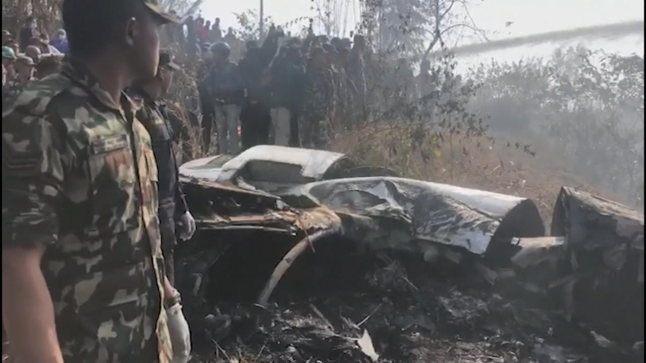 Dutzende Tote bei Flugzeugabsturz in Nepal Mehr als 300 Rettungskräfte vor Ort