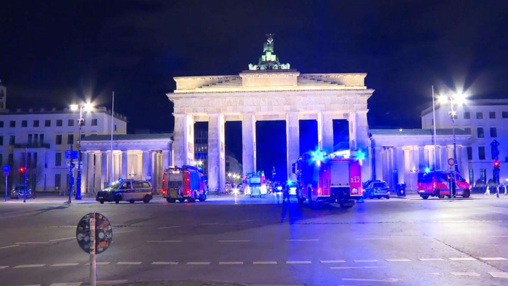 Auto fährt ins Brandenburger Tor - ein Mann tot! Dramatischer Einsatz in Berlin