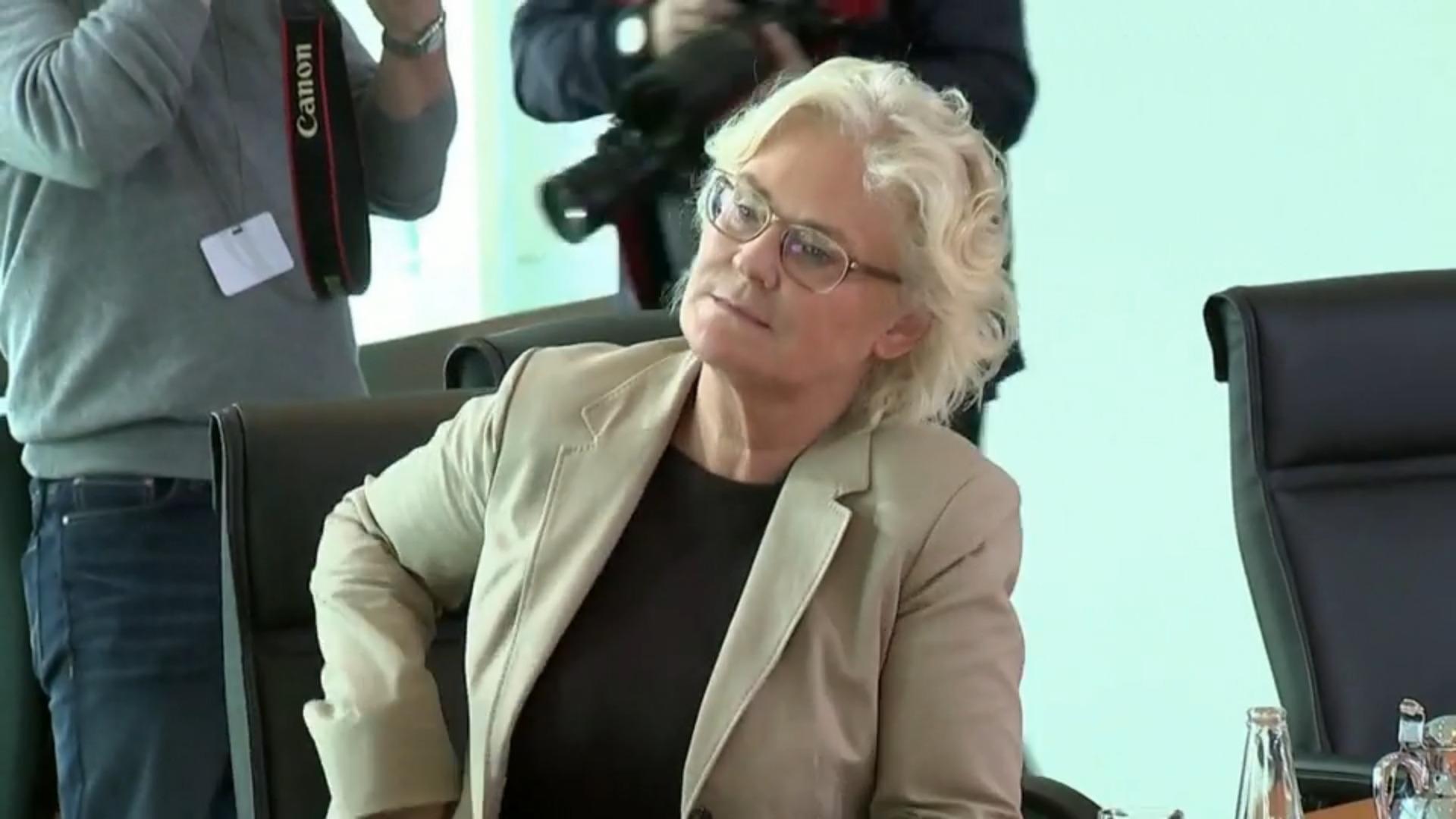 Lambrecht beklagt "mediale Fokussierung" auf ihre Person Ministerin bittet um Entlassung