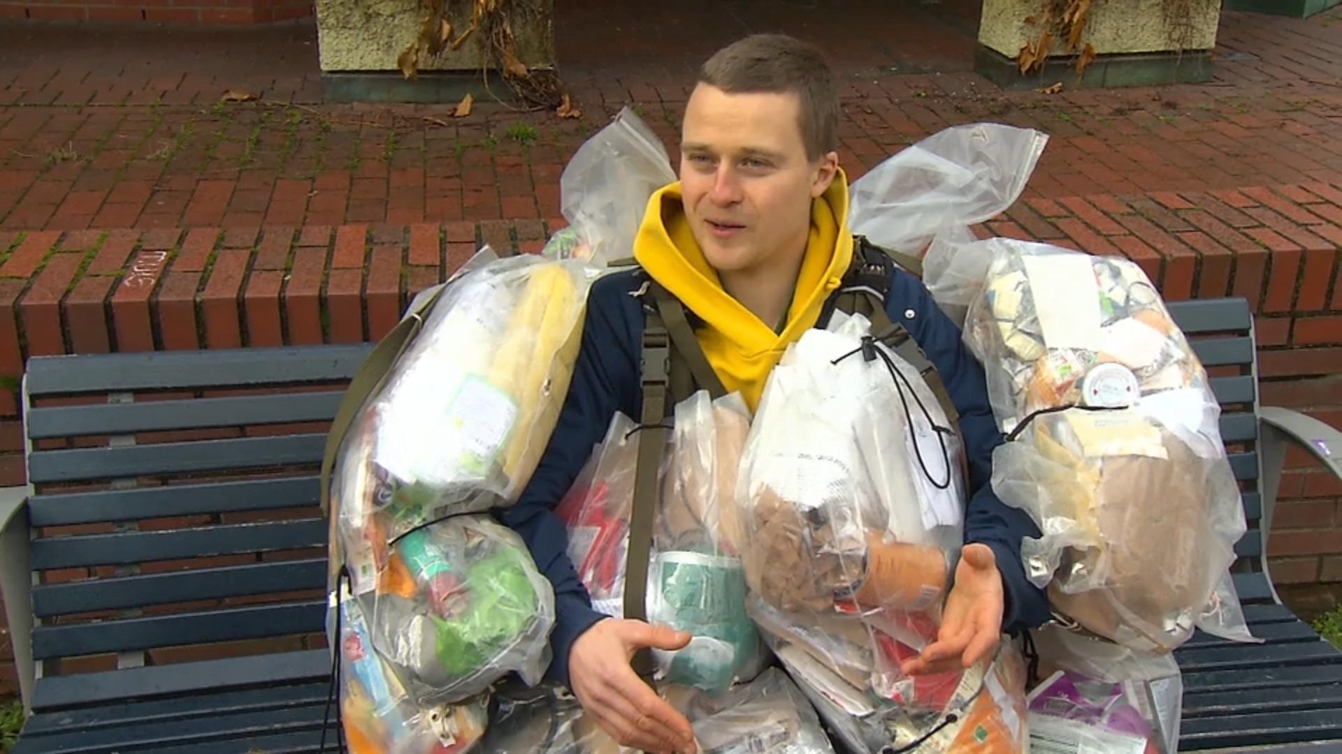 David Loesche trägt Restmüll am Körper Gegen den Müllkonsum