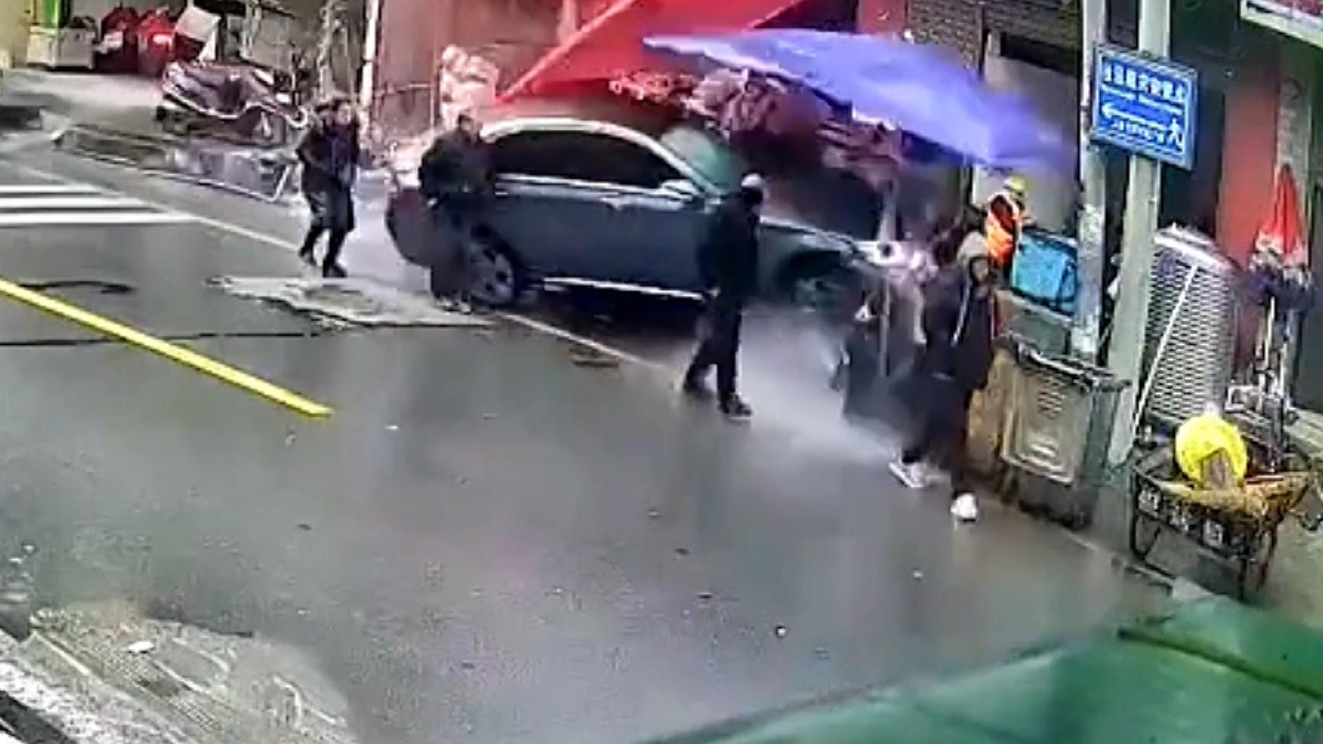 Auto kracht in Straßenläden - und verfehlt knapp Passanten! Fahrer verliert Kontrolle