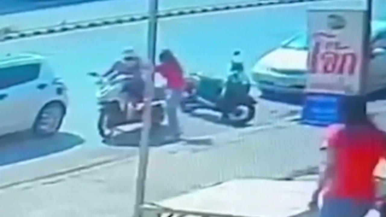 Juwelendiebin will fliehen - Kassiererin stoppt sie mit Kick Unbewaffneter Diebstahl in Thailand