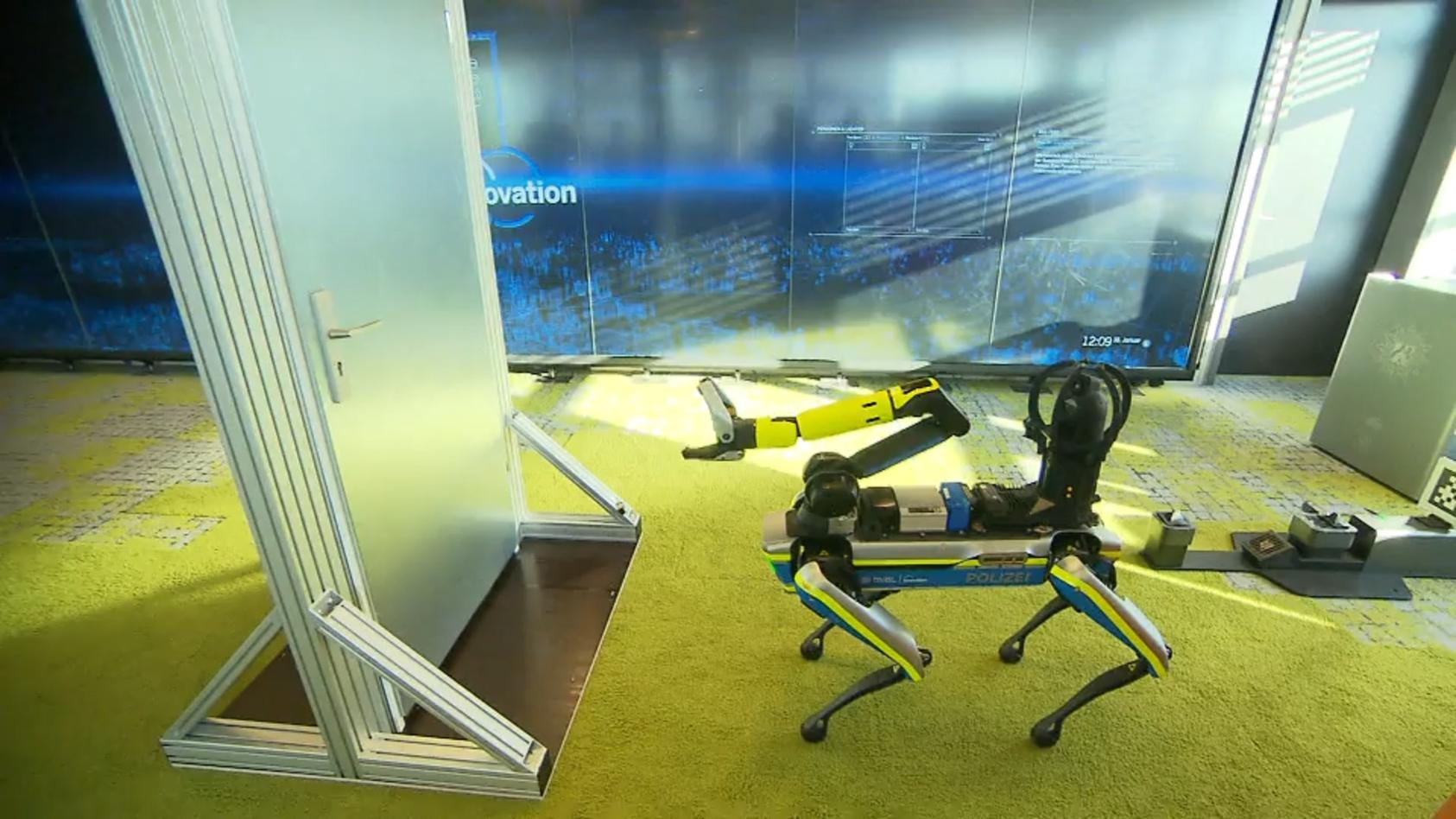 Roboterhund mit Greifarm Polizei