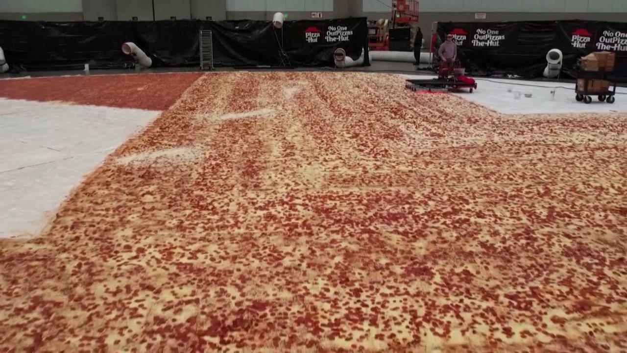 DAS ist die größte Pizza der Welt 68.000 Stücke!