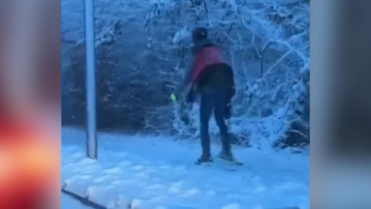 Schnee-Chaos in Wuppertal: Mann fährt auf Skiern zur Arbeit So entkommt er dem Stau!