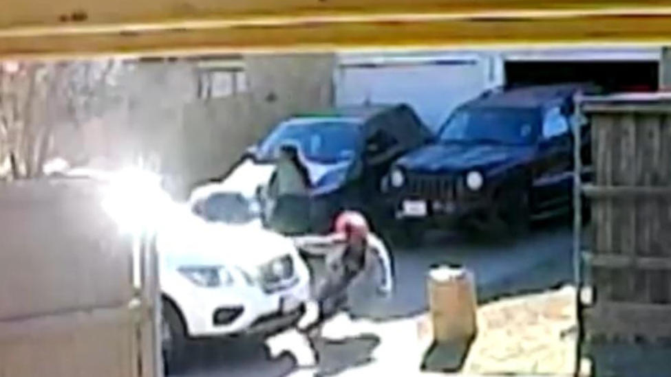 Wegen Mülltonne: Frau überfährt Nachbarin mit dem Auto Nachbarschafts-Streit eskaliert!