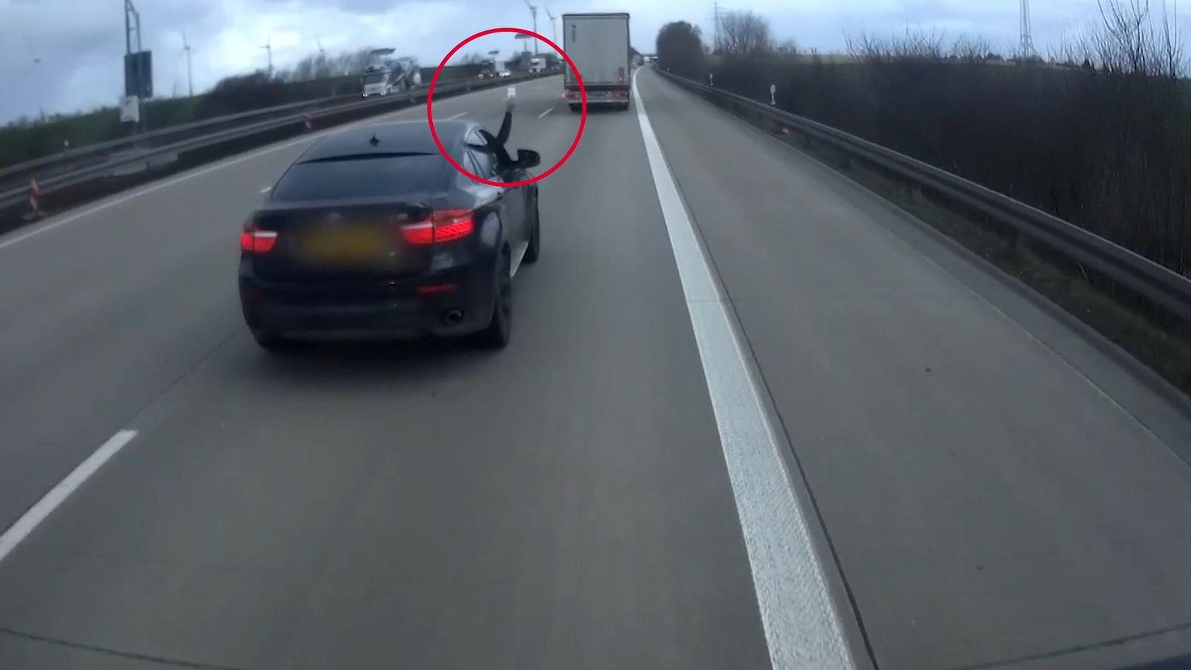 Gefährliche Aktion! BMW-Fahrer bewirft LKW mit Flaschen Auf der Autobahn!