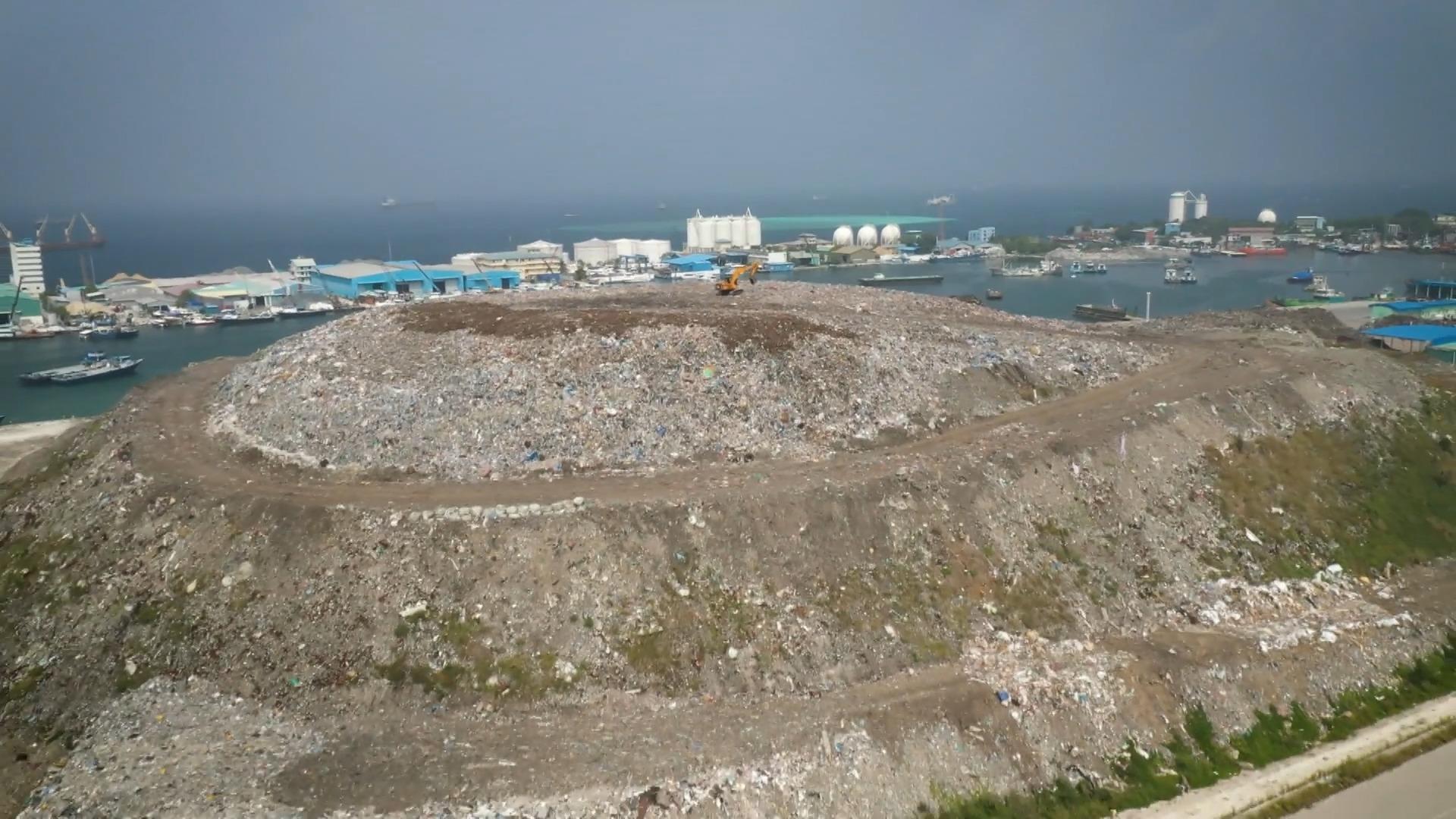 Meeresbiologin kämpft gegen Müll auf dem Malediven Die Müll-Malediven-Insel