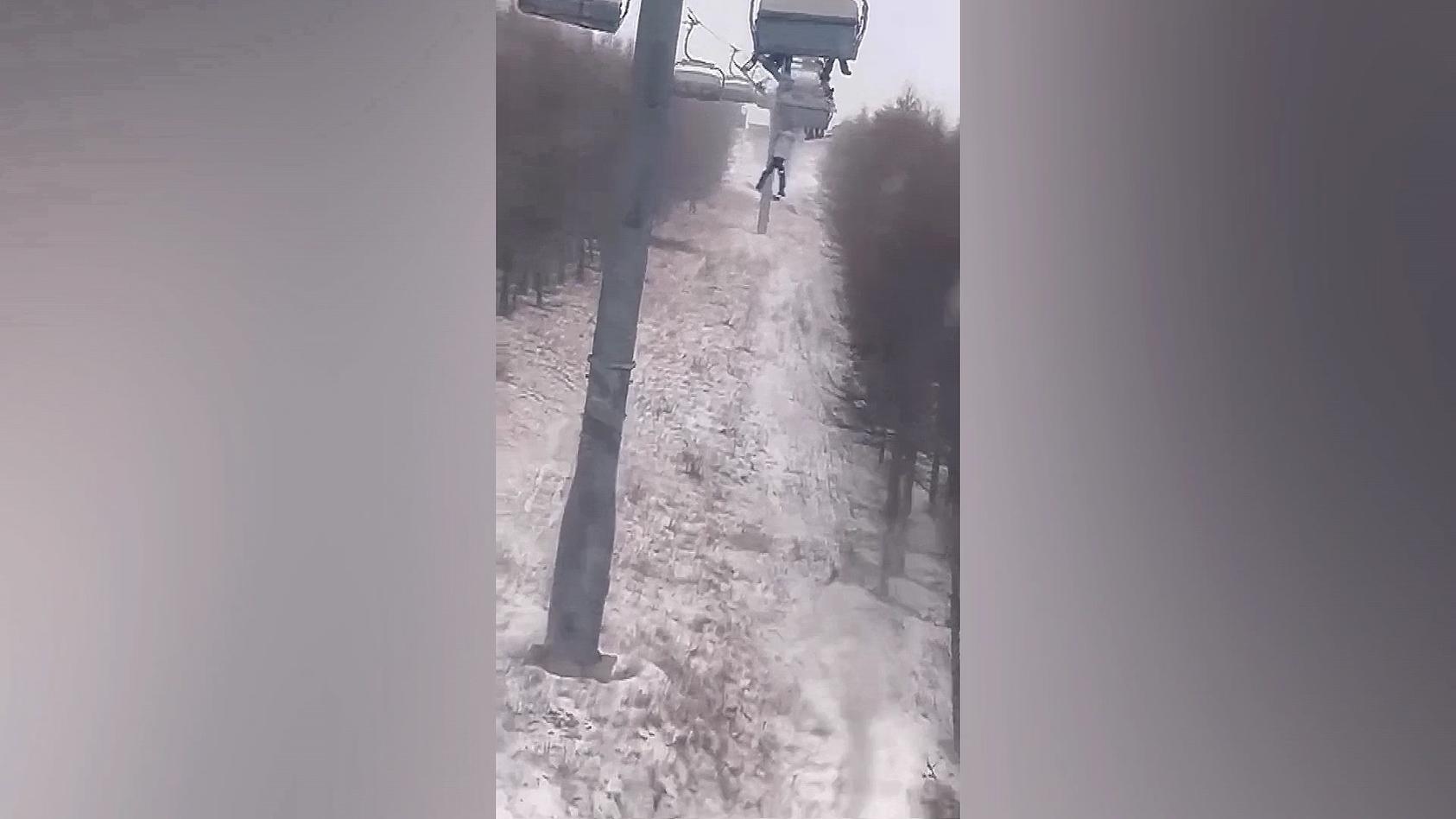 Achtjähriger fällt aus Skilift heraus Horror-Sturz
