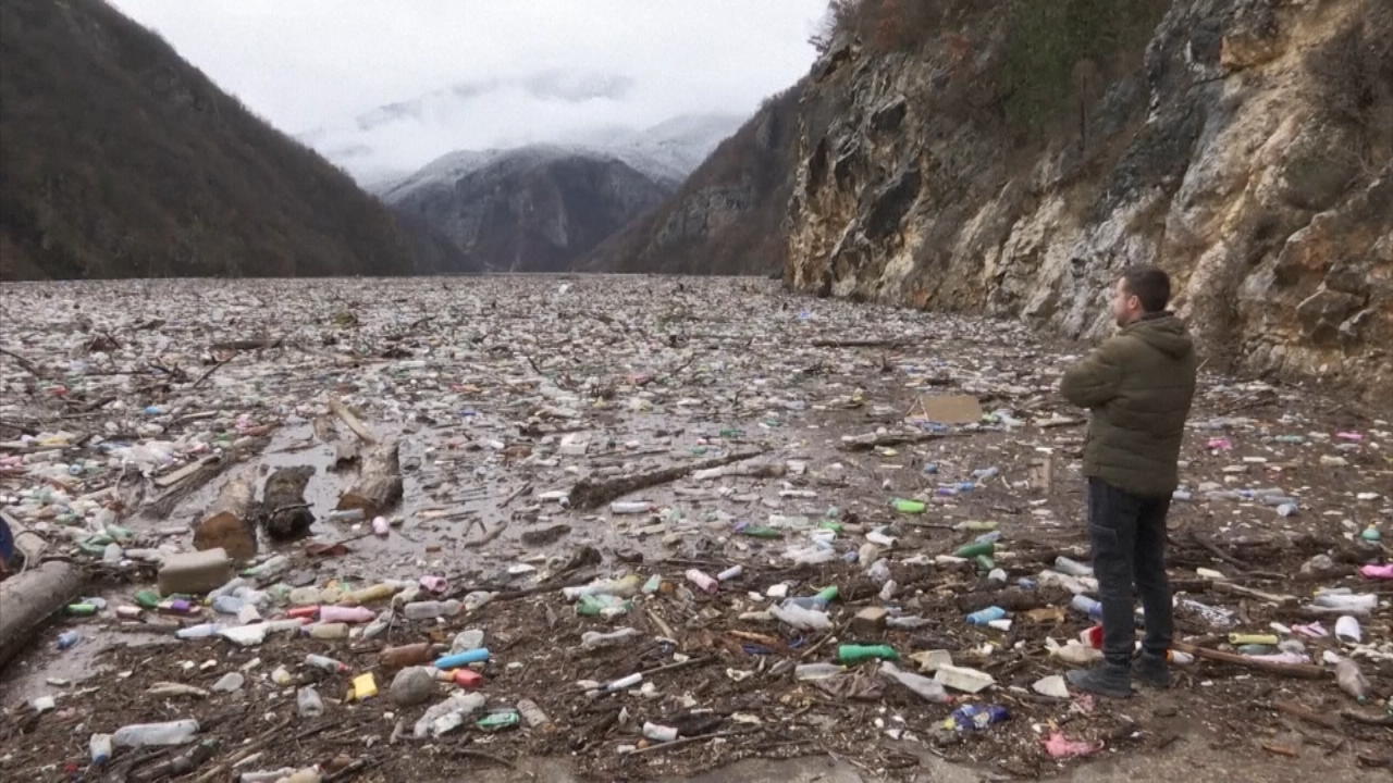 Umweltschützer besorgt über katastrophale Zustände Müllinsel auf Fluss Drina