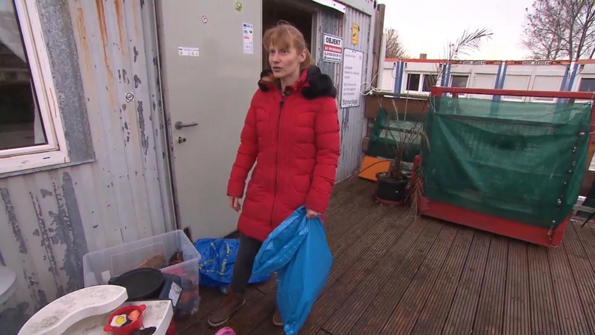Zweifach-Mutter lebt in Container Wohnungsknappheit