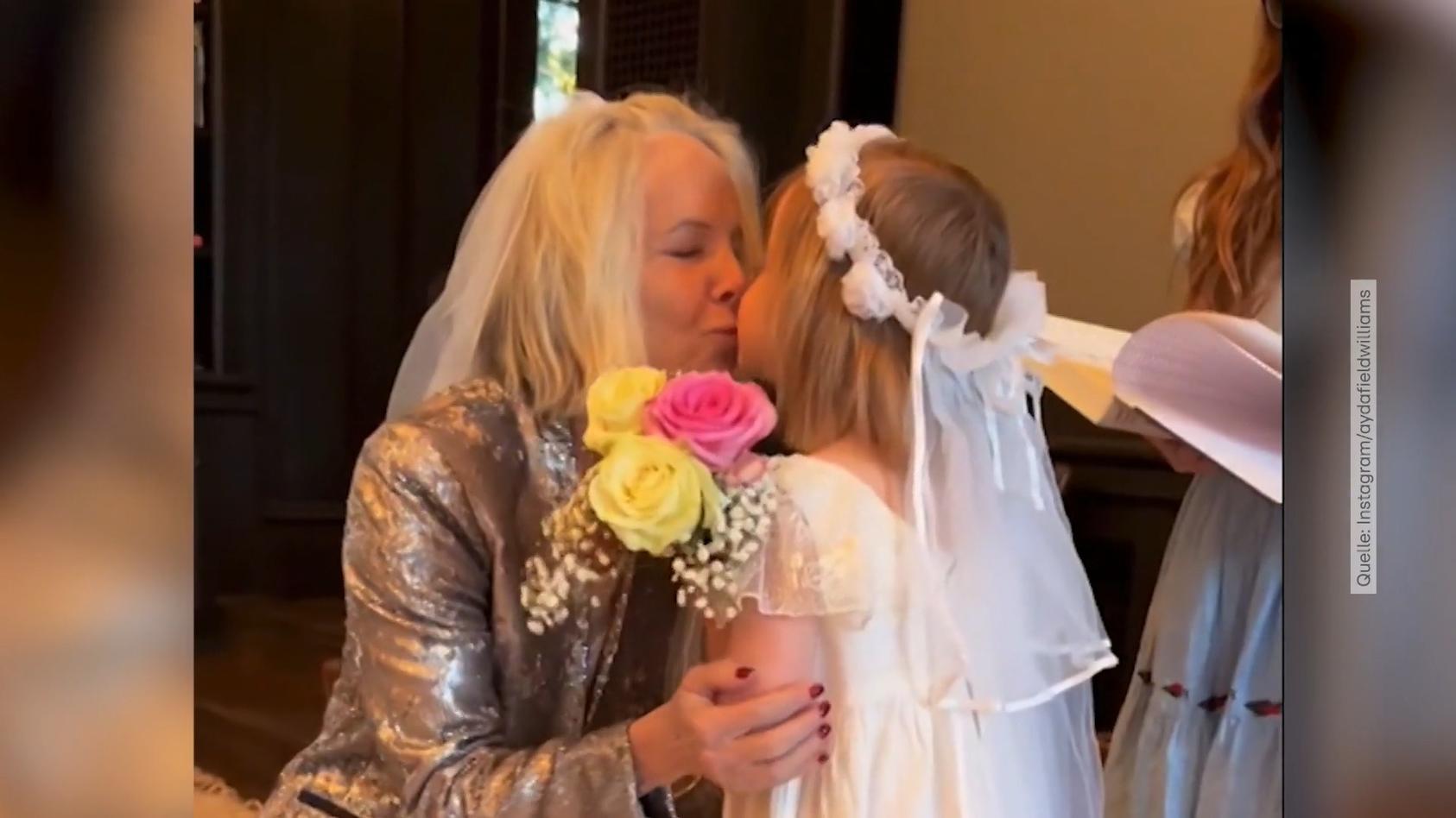 Robbie Williams' Tochter heiratet ihre Oma Putzige Wohnzimmer-Hochzeit