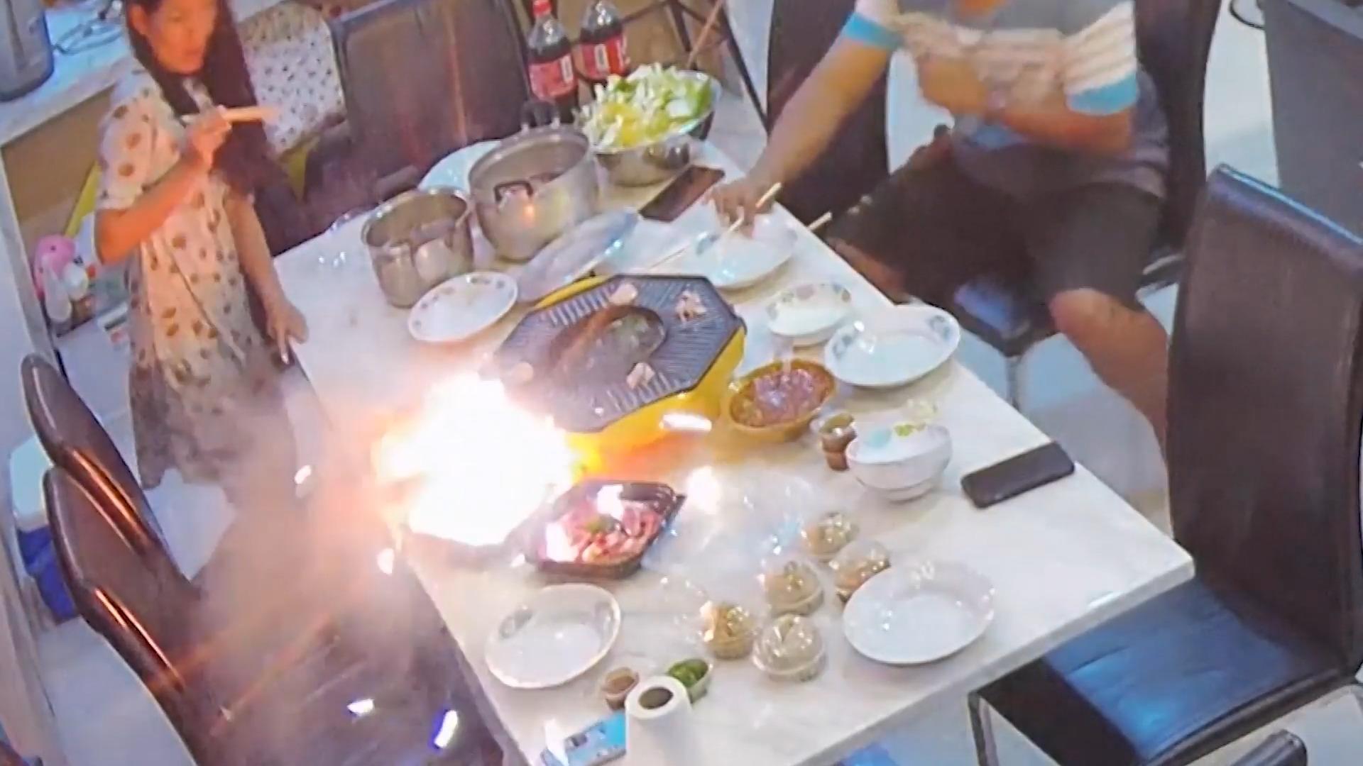 Hotpot geht bei Familienessen in Flammen auf Explosion in Thailand