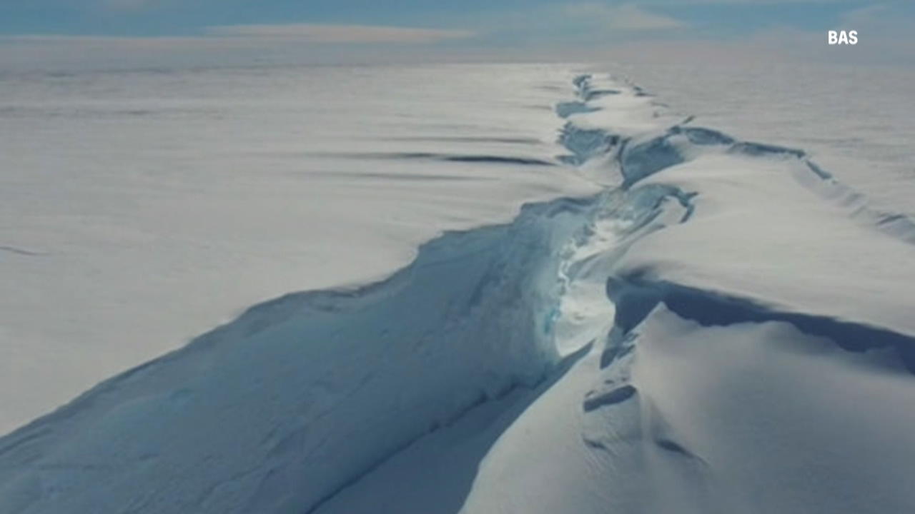 Immense iceberg brisé en Antarctique, 1550 kilomètres carrés