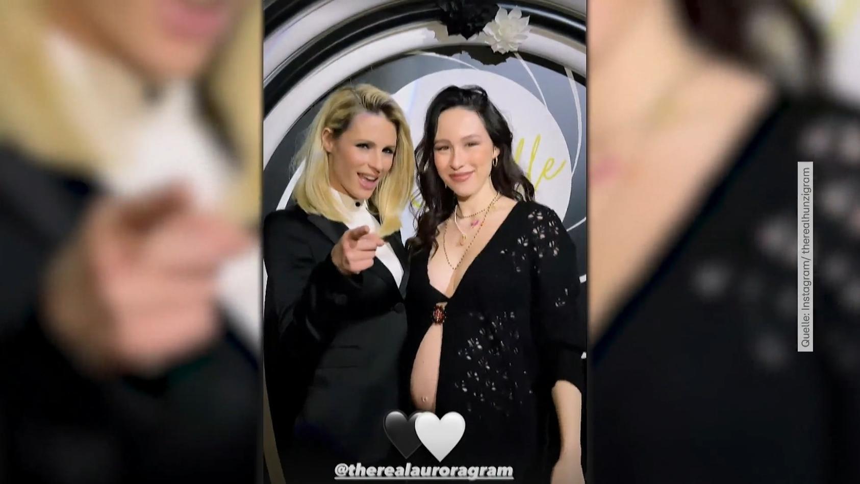 Aurora Ramazzotti  feiert mit nacktem Babybauch Geburtstag von Mama Michelle
