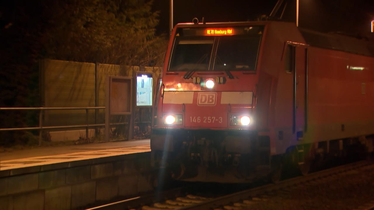 Mutige Passagiere stoppten den Messerangreifer Sie warfen ihm Koffer entgegen