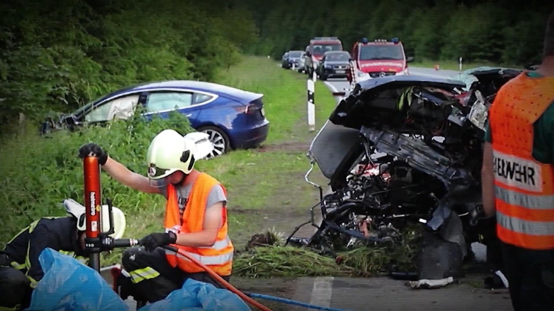 Urteil nach Unfall mit dreifacher Todesfolge Tesla Autounfall
