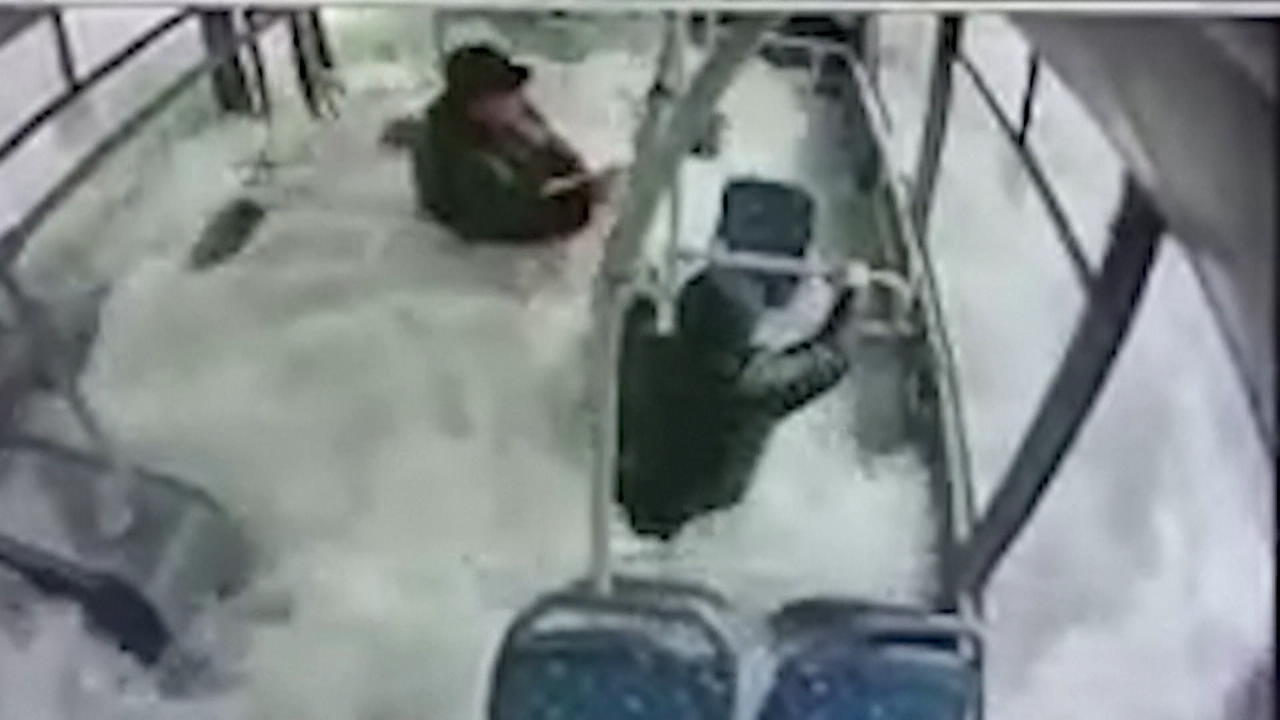 Bus fährt in Stausee: Passagiere fliehen panisch! Wasser kam ins Innere