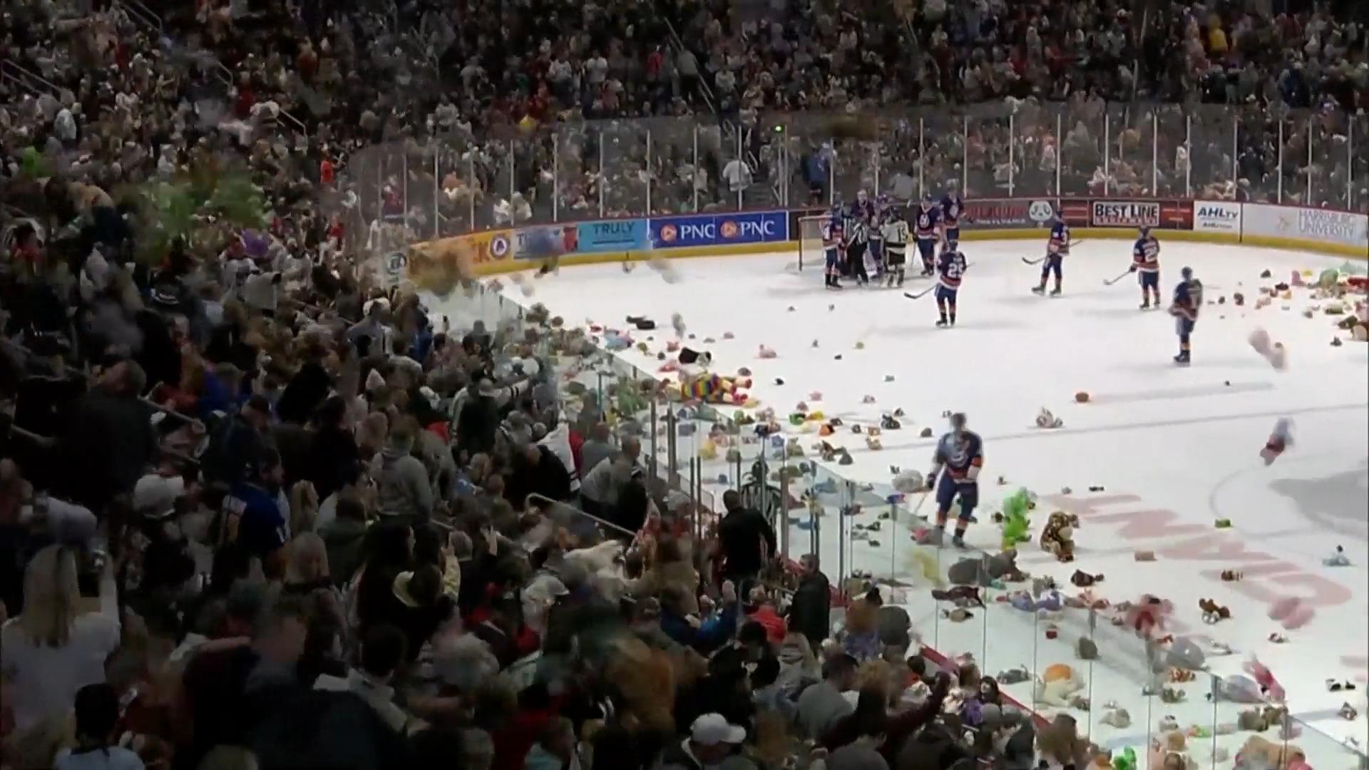 Hier regnet es Tausende Plüschtiere auf das Eis Teddy-Alarm beim Eishockey